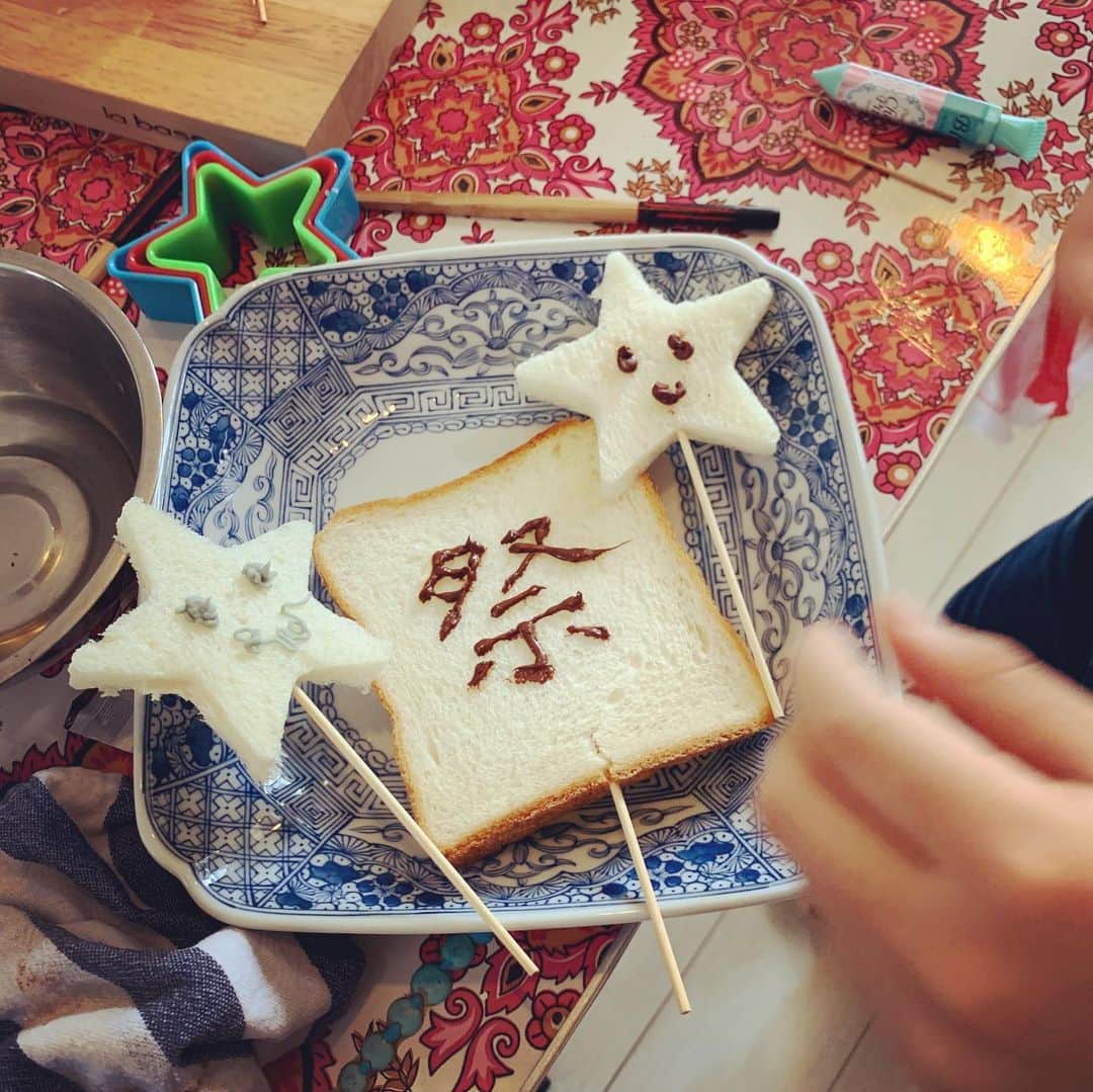 五月女ケイ子さんのインスタグラム写真 - (五月女ケイ子Instagram)「長らくお待たせしました。５年ぶりの春のパン祭りの開催です。 いま、パン神輿を製作中。 （パンは後で、美味しくいただきます） #春のパン祭り」5月9日 9時56分 - keikosootome