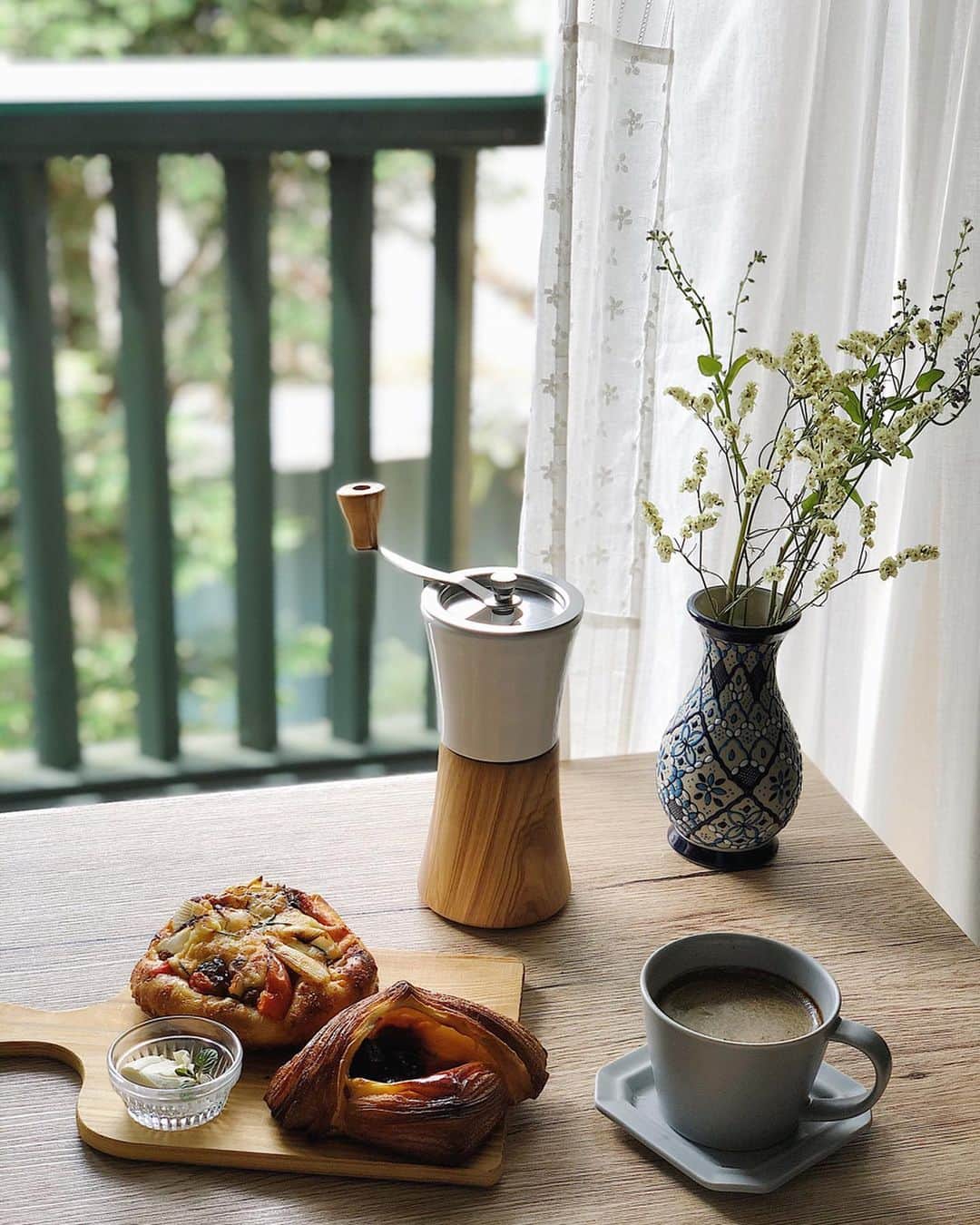 伊藤沙織のインスタグラム：「Good morning beautiful Saturday! Morning coffee smells and nice bread the best. My days at home are just great.  たまには自炊ではなく、パンを朝食に🍞🥐🥖☕️ 自炊の写真はいつもストーリーだけど、今度まとめてフィードに載せようと思います😋  #stayhome」