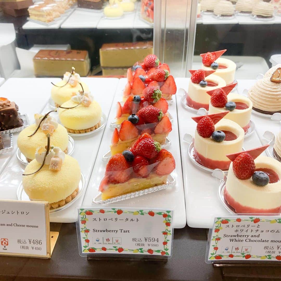 大桃美代子さんのインスタグラム写真 - (大桃美代子Instagram)「ロイヤルパークホテル さんのテイクアウト。🧁 新作ケーキも三種出てました。  爽やかフロマージュシトラス。  夏を感じる味。薫風ですね。  美味しい〜。 夏が来る！と感じる味です。  今日はリモートワーク、  ブログに詳しく書いています  プロフィールから飛んでくださいね。  # ロイヤルパークホテル #royalparkhotel #東京グルメ#東京テイクアウト#テイクアウト＃cake#sweets ＃tokyosweets#粋#水天宮#水天宮前グルメ」5月9日 10時02分 - miyoko_omomo