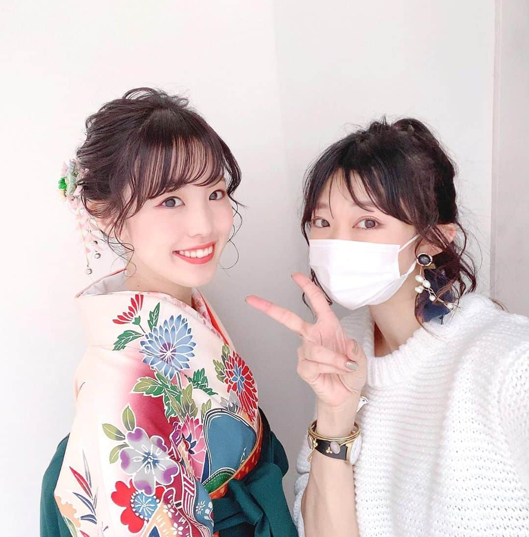 宮原幸恵さんのインスタグラム写真 - (宮原幸恵Instagram)「卒業式ヘアメイク♡♡ ・ 前回の投稿のお客様 メイクも担当させていただきました♡ ヘアセット・メイクアップ・着付け フルコースでご予約嬉しいっ！！ ・ 目尻のアクセントカラーと リップを、重ね襟と帯揚げの オレンジに合わせて仕上げたよっ♡♡ ・ 華やかだけど上品な仕上がり♡ もぉーっ！ 可愛すぎて終始ニマニマしちゃった♡笑笑 ・ 人を可愛くするのが仕事って幸せすぎる。 女の子が可愛くなって キラキラしたのを見るのが好き。 ・ 「カワイイ」を提供するのは ハッピーを生み出すこと。 幸せなお仕事です♡♡♡感謝。 ・ とってもステキでしたっ！ ありがとうございました♡♡♡ ・ ・ ・ 〓〓〓〓〓〓〓〓〓〓〓〓〓〓〓〓〓〓〓〓〓〓〓〓〓 ・・ price・・ ・・ cut➡︎￥８５００＋tax cut＆color➡︎￥１８０００＋tax cut &treatment➡︎￥１５０００＋tax cut＆color＆treatment➡︎２４５００＋tax hairset➡︎￥７０００＋tax ・・ ・・ ○もちろん縮毛矯正やパーマなどなど…他のメニューもご予約可能です！！ ○カラーは全体・根元から毛先まで 染めた場合の値段表記です！ ○根元のみやハイライトなどのポイントカラー ダブルカラーなどですと料金変動します！！ ○カラーのみ・トリートメントのみなど カットなしのメニューの場合は シャンプーブロー代（￥３０００）頂いております！ ○前髪カットのみのご予約も可能です♡（￥１５００） ○ヘッドスパもやってます♡ ○全ての施術においてロング料金等は頂いておりません！！ ○分からないことは何でもお気軽にお問い合わせ下さい！！ DMもしくはLINE @にてお待ちしております♡ ⚠︎ 前のサロンで 担当させて頂いたことがある方は お伝えいただけると助かります♡♡ 〓〓〓〓〓〓〓〓〓〓〓〓〓〓〓〓〓〓〓〓〓〓〓〓〓〓〓〓〓〓〓〓〓〓〓〓 #卒業式ヘアメイク #卒業式メイク #袴メイク #和装メイク #和装ヘアメイク  #カラーメイク #オレンジメイク #しっかりメイク #成人式ヘアメイク #成人式メイク  #卒業式ヘアメイク #卒業式メイク  #袴ヘアメイク #袴メイク #着付けヘアセット #着付けができる美容室  #生花ヘアアレンジ  #ドライフラワー髪飾り  #ドライフラワーヘアアレンジ  #ドライフラワーヘアアクセサリー #表参道美容室 #美容室Lily #Lily宮原 #宮原幸恵」5月9日 10時17分 - yu.ki.0117