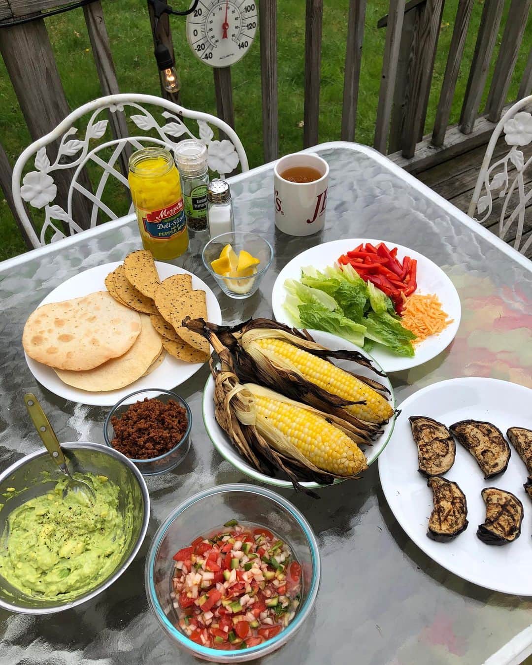 ベイカー恵利沙さんのインスタグラム写真 - (ベイカー恵利沙Instagram)「Our 3rd "Staying at Home Tacos Party" and the best one so far🌽🌮 お肉もチーズも全部植物性の、 プラントベースのタコスランチ💃 お家の引越しとロックダウンが重なってしまって、自分の家がないまま、 今まで居候ステイホームをしていたの。 当初はこんなに長くなるとは思わず もう2ヶ月も経ち、 5月に予定していた引っ越しもリスクが高いと判断して出来なかったので、 仮でお家を借りました🏠 NYのロックダウン解除は5/15の予定だけれど、 わたしは仕事がすぐにあるわけではないからそのあとも自宅待機を長く続けるし、 本引っ越しだとルームシェアになって どうしても人に新しく会うことになるので、 しばらくはここにいて、 リスクが低くなったと判断出来たらまた引越しをする予定です🌱 (そうすることで3月から変わらず、彼と前のルームメイト以外の誰とも接触せずにいられるから🌼) この2ヶ月、 公園とかも結局人が多いから避けてきて、 ほとんど一歩も家を出ないで過ごしていたけど、 今借りているお家はデッキとお庭があって本当に久しぶりに外の空気を吸っています☁️ もう3週間分の買い物を終えているので 5月はここでステイホームします🏠 このあと一体どうなっていくかなあ みんなで頑張ろうね🌍❣️」5月9日 10時18分 - bakerelisa