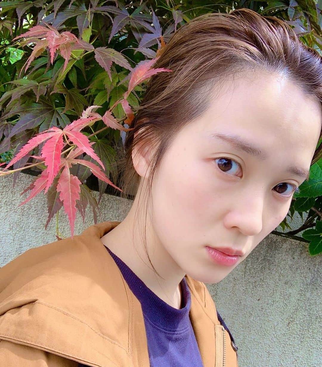 亜希子さんのインスタグラム写真 - (亜希子Instagram)「‪自宅食料が尽きたため、これよりマスクを装着して軽やかに食材調達へ。‬ ・ ‪あまりに外に出ていないものですから、前髪が消えてデコのツヤピカさが際立ちますが、これはこれでファッションだと思へば。‬ ・ ‪恥ずかしいなども言ってられず。‬ ・ ‪光速ステップを踏みつつ、必要なモンだけ買うて来ます。本日もステイホーム♨️‬」5月9日 10時29分 - akiko_ohki