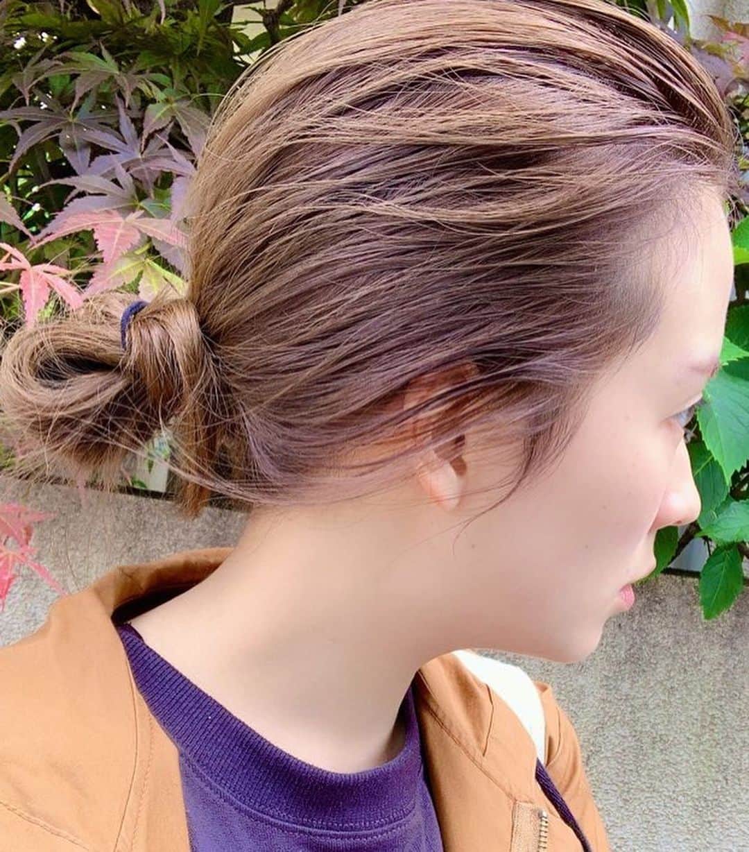 亜希子さんのインスタグラム写真 - (亜希子Instagram)「‪自宅食料が尽きたため、これよりマスクを装着して軽やかに食材調達へ。‬ ・ ‪あまりに外に出ていないものですから、前髪が消えてデコのツヤピカさが際立ちますが、これはこれでファッションだと思へば。‬ ・ ‪恥ずかしいなども言ってられず。‬ ・ ‪光速ステップを踏みつつ、必要なモンだけ買うて来ます。本日もステイホーム♨️‬」5月9日 10時29分 - akiko_ohki