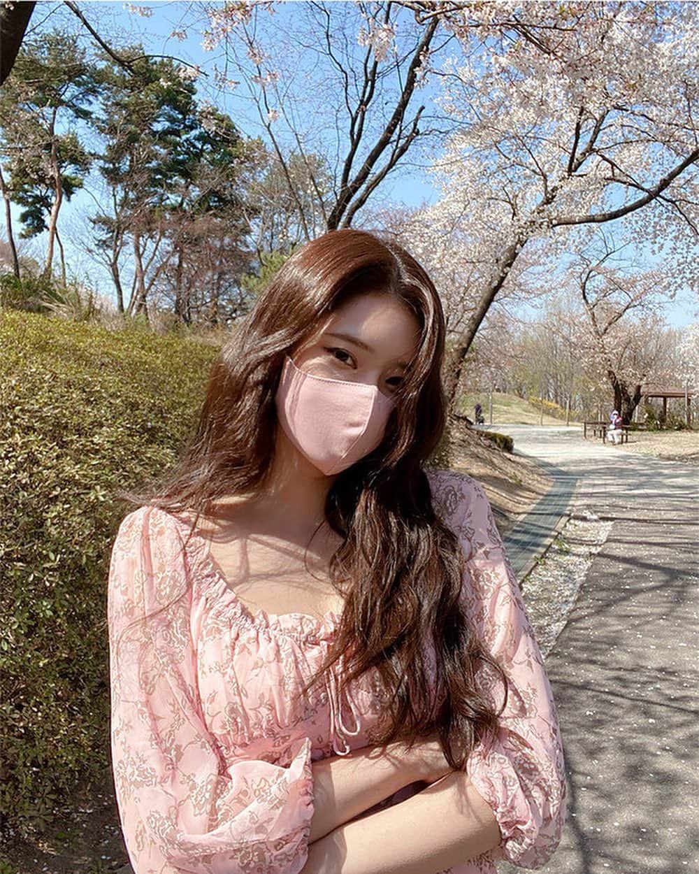 Chuuのインスタグラム：「너무 예뻤던 벚꽃🌸🌸 즐거운 주말보내세요~💕💕 #chuuseoul」