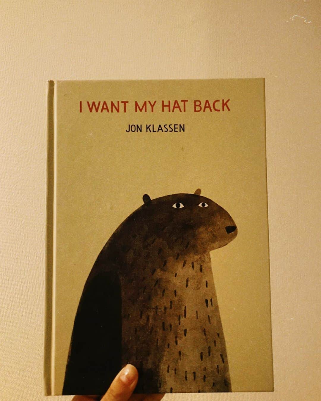 空美さんのインスタグラム写真 - (空美Instagram)「すっかり忘れていたブックカバーチャレンジ。🙉 2日目の本は、「I WANT MY HAT BACK」。日本版タイトルは何故か「どこいったん」。 ユーモアがあって、少し怖くて何とも言えない絶妙な気持ちにさせてくれる絵本です。この熊の顔から目が離れなくて、こういう顔しちゃってる時ってあるよね🧸 子供が読んだら何て思うのかな🧸  #ブックカバーチャレンジ　#ブックカバーチャレンジ2日目」5月9日 10時28分 - cumi_jungle