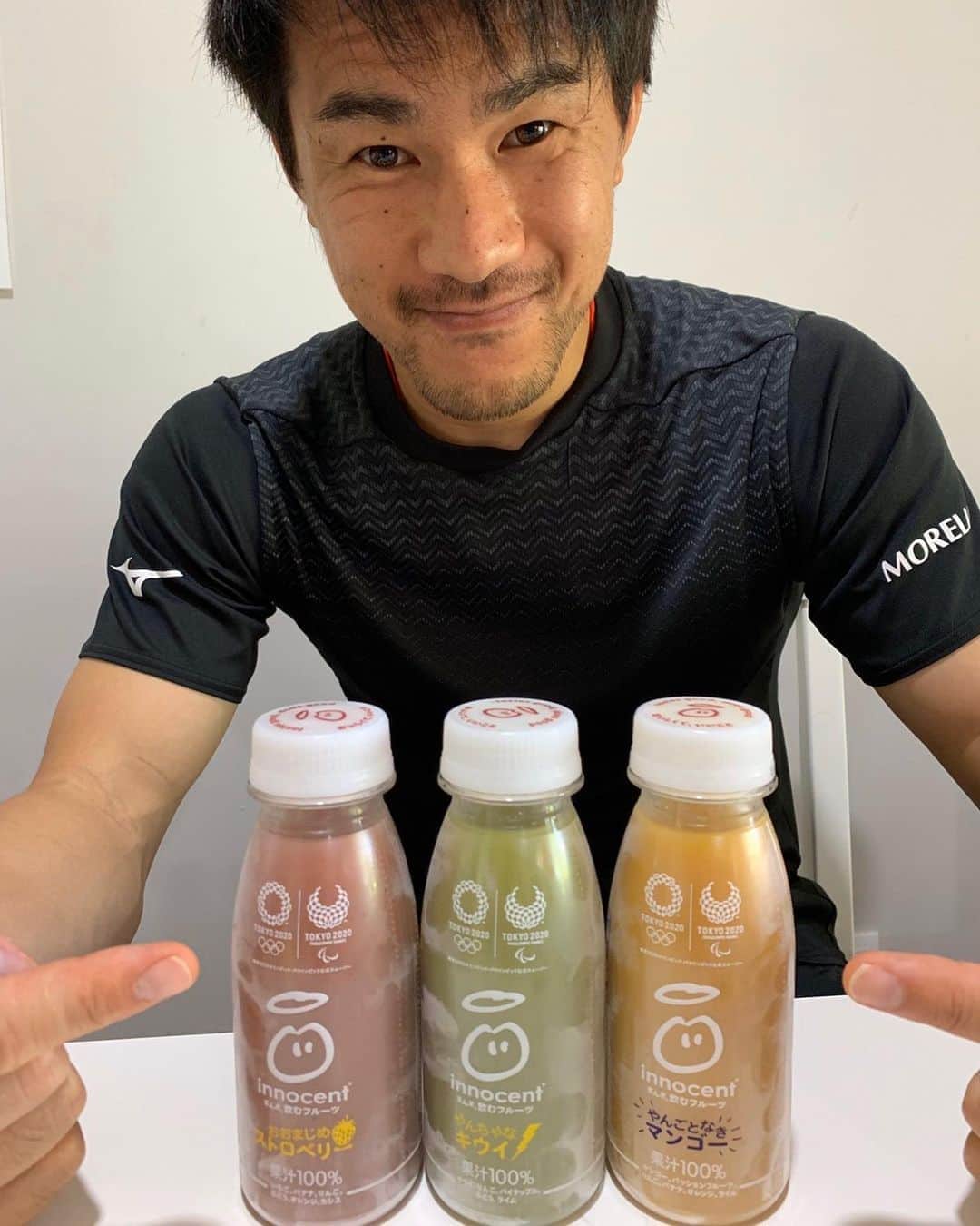 岡崎慎司のインスタグラム：「動画の方はトレーニング後にダイレクトに飲みました。 顔が汚くてすいません。笑 ドイツやイングランドにいた時からお世話になってた「イノセント」のフルーツジュースが知り合いから届きました。今ビタミン摂取が特に必要な時期なので僕らにとってはすごく強い味方です！！ トレーニングに栄養補給は本当に大事です。皆さんも是非👍👍 #ビタミンとって #コロナに負けるな #イノセント #innocent #やんちゃなキウイ #まんま飲むフルーツ #ステイホーム #運動は大事 #フルーツも大事 #セブンイレブンで買えるらしい」