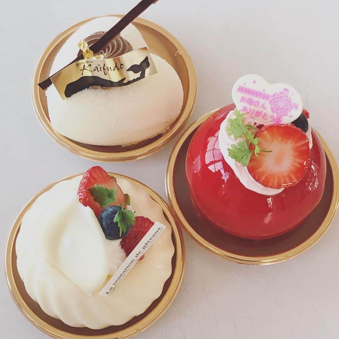 ケーキ&カフェ 海風堂のインスタグラム：「母の日のプチガトー揃いました✨  また、ドイツのロンネフェルトのティーパックも取り扱っております。お菓子とご一緒にお楽しみいただけます❣️ ・フロマージュブラン(手前) 450円 ・プリンセス(真ん中) 470円 ・キャラメルショコラブラン(奥)450円  #市川 #市川大野 #海風堂 #ケーキ #プチガトー  #母の日 #母の日ケーキ #mothersdaygifts」