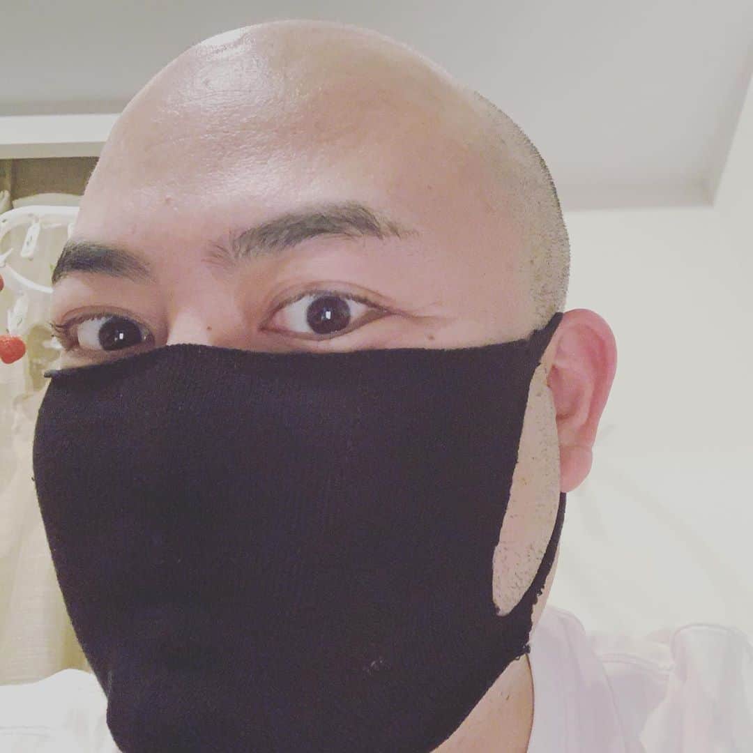 原田曜平さんのインスタグラム写真 - (原田曜平Instagram)「流行っているらしいので、靴下で手作りマスクを作ってみた。案外簡単で驚いた。国から配布されたマスクより小さく、銀行強盗感が拭えない、、、」5月9日 10時43分 - yohei.harada_official