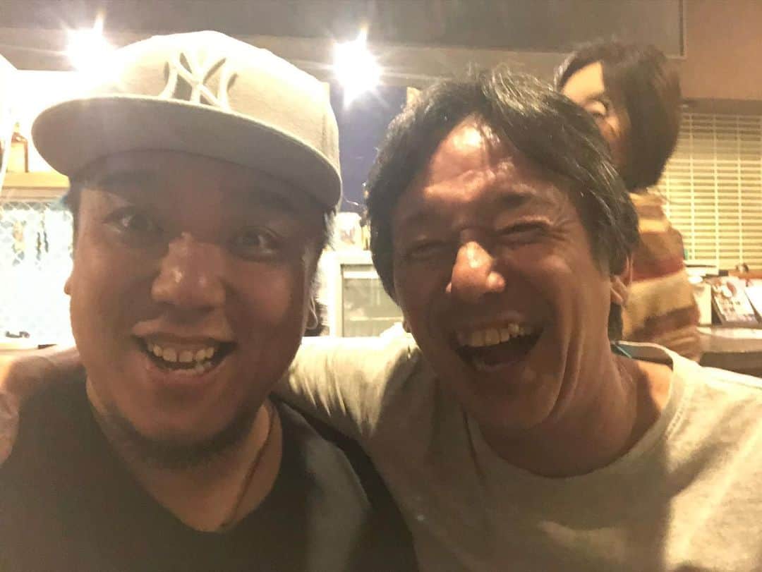 Duttchさんのインスタグラム動画 Duttchinstagram リズム隊繋ぎ 17人目のベーシストは 今回も同じく年選手のバンドで 自身が宇頭巻に加入して 初めて京都で対バンした事ともあり バンド同士としても古い付き合い 今回こういう形でやれたのは めっちゃ