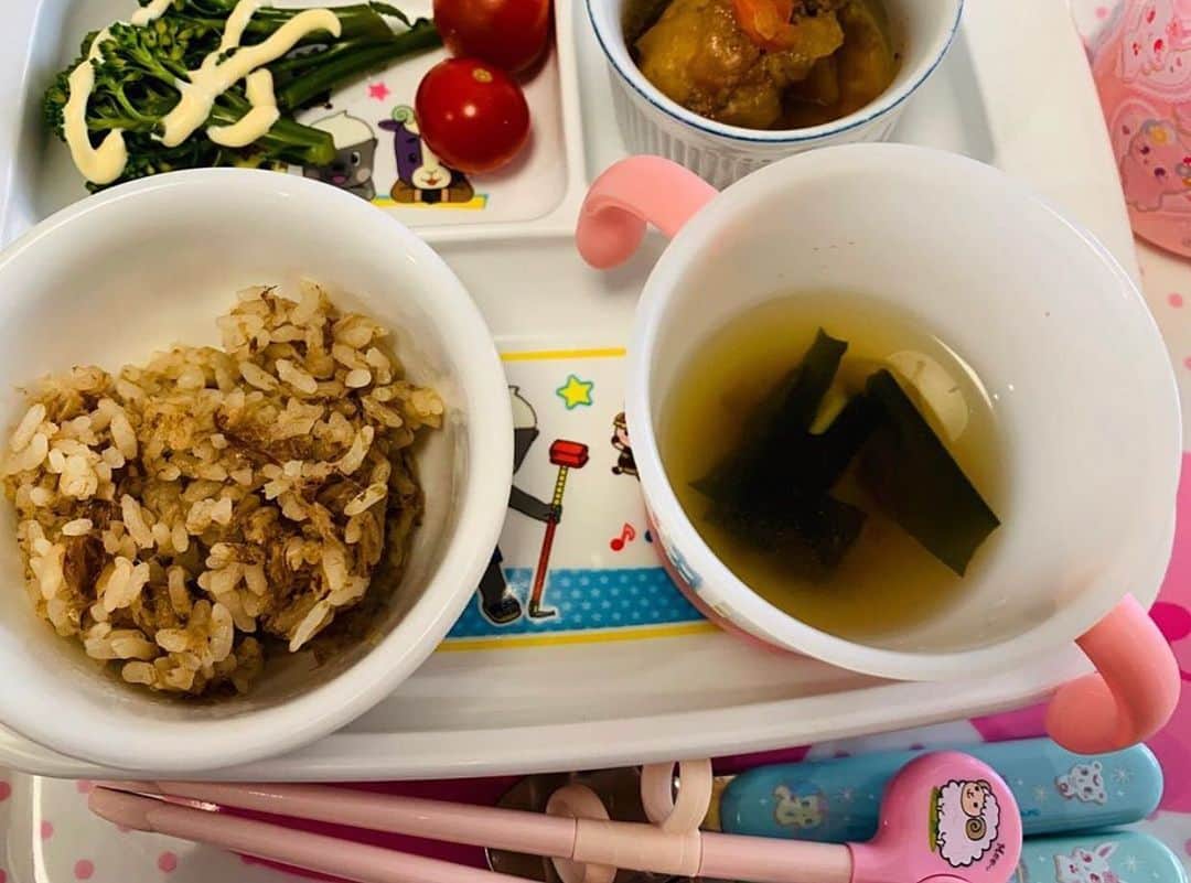 にんべん　おだしでキレイ習慣さんのインスタグラム写真 - (にんべん　おだしでキレイ習慣Instagram)「こんにちは☀️﻿ 今日は @odasi_oisii さんの投稿をご紹介します🐟💓﻿ お料理リレー投稿でおうちごはんを美味しく楽しく🍚✨﻿ かつお節たっぷりよ筍ご飯、とっても美味しそうです😋﻿ ﻿ .﻿ .﻿ .﻿ ﻿ 【いっしょにつくろう！いっしょに食べよう！ごはんとみそ汁バトン♪】﻿ です。﻿ ﻿ にんべんだしアンバサダーの副隊長でライターの@mirucotoさんより、お味噌汁リレーのバトンを受け取り、投稿させていただきます。﻿ ﻿ -----﻿ 今日のごはん✨ ●たけのことワカメのお味噌汁﻿ ●かつお節たっぷりの筍ご飯 ●肉じゃが﻿ ●ブロッコリーとトマトのサラダ﻿ ﻿ 赤ちゃんだった子もいつの間にか大人と同じものをだいぶ食べれるようになり、今回は旬の食材を使ったメニューです。﻿ ﻿ お味噌汁はたけのこの柔らかめのところを使ってお出汁とお味噌でいただきました。お味噌は昨シーズン作ったものです。おうちで作る味噌はいつも一緒にいる菌が種になってるからか、買うお味噌よりも人気が高いです^ - ^﻿ ﻿ 普段は大根、キャベツなど野菜を柔らかくした具材だとおかわりしたくなるくらい好きな子ですが、たけのこ。。。実は昨年は下の子は嫌がって食べてくれなくて、、、今年はどうかな？とドキドキしながら食卓にならべました。﻿ なんと、今年は柔らかい穂先の方のみは食べてくれました❣️よかったぁ〜。﻿ ﻿ 諦めない心大事ですね✨毎年この時期に食べてるご飯ですが子ども相手だとドキドキしたり、また違った気分が味わえるものですね^_^ ﻿ ﻿ ===================================﻿ わたしからも、にんべんアンバサダー仲間の３人の方へバトンをお繋ぎします💕﻿ ﻿ @yuitakamiya さん﻿ @enjoy.megumiさん﻿ @puripuriosiriさん﻿ です。﻿ どうぞよろしくお願いいたします✨﻿ ＝＝＝＝＝＝＝＝＝＝＝＝＝﻿ ﻿ 参加は簡単！３ステップ♪﻿ ①ごはんとみそ汁を作ってみよう！﻿ ②作った料理の写真を撮り、ハッシュタグ　﻿ #いっしょにつくろう﻿ #いっしょに食べよう #いっしょに食チャレンジ #みんなにありがとう #うちで過ごそう　﻿ を忘れずに、SNS（Facebook/Instagram）で投稿﻿ ③好きな3人の友達をタグ付け﻿ この投稿をコピーして、バトンをまわす﻿ ﻿ ＝＝＝＝＝＝＝＝＝＝＝＝＝﻿ ﻿ #いっしょにつくろう﻿ #いっしょに食べよう﻿ #いっしょに食チャレンジ﻿ #ごはんとみそ汁﻿ #みんなにありがとう﻿ #うちで過ごそう﻿ #ワクワクワークー﻿ #にんべんだしアンバサダー﻿ #にんべんだしアンバサダー講師部﻿ #だしのある生活﻿ #おだしでおうち時間 ﻿ #和ご飯﻿ ﻿」5月9日 10時54分 - ninben.dashiambassador