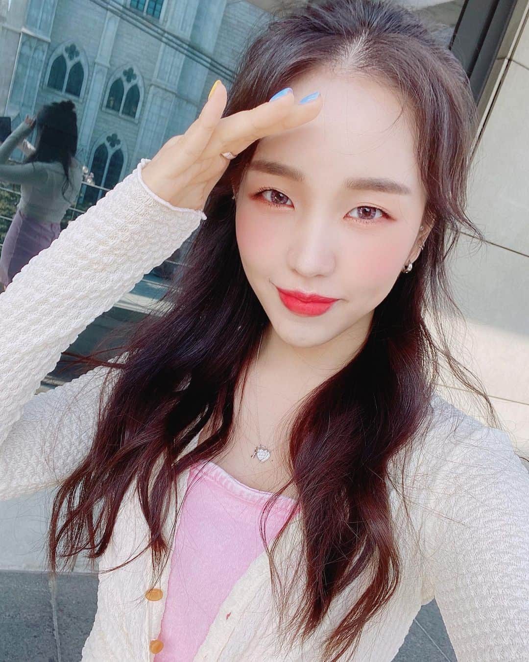 ペク・アヨンのインスタグラム：「오늘 그리고 내일 오후 12시부터 #NOWFEST2020 재방송이 됩니다!! 제 무대는 4:30부터 시작이에요!! 우리 이따가 또 봐요 히히💜💜」