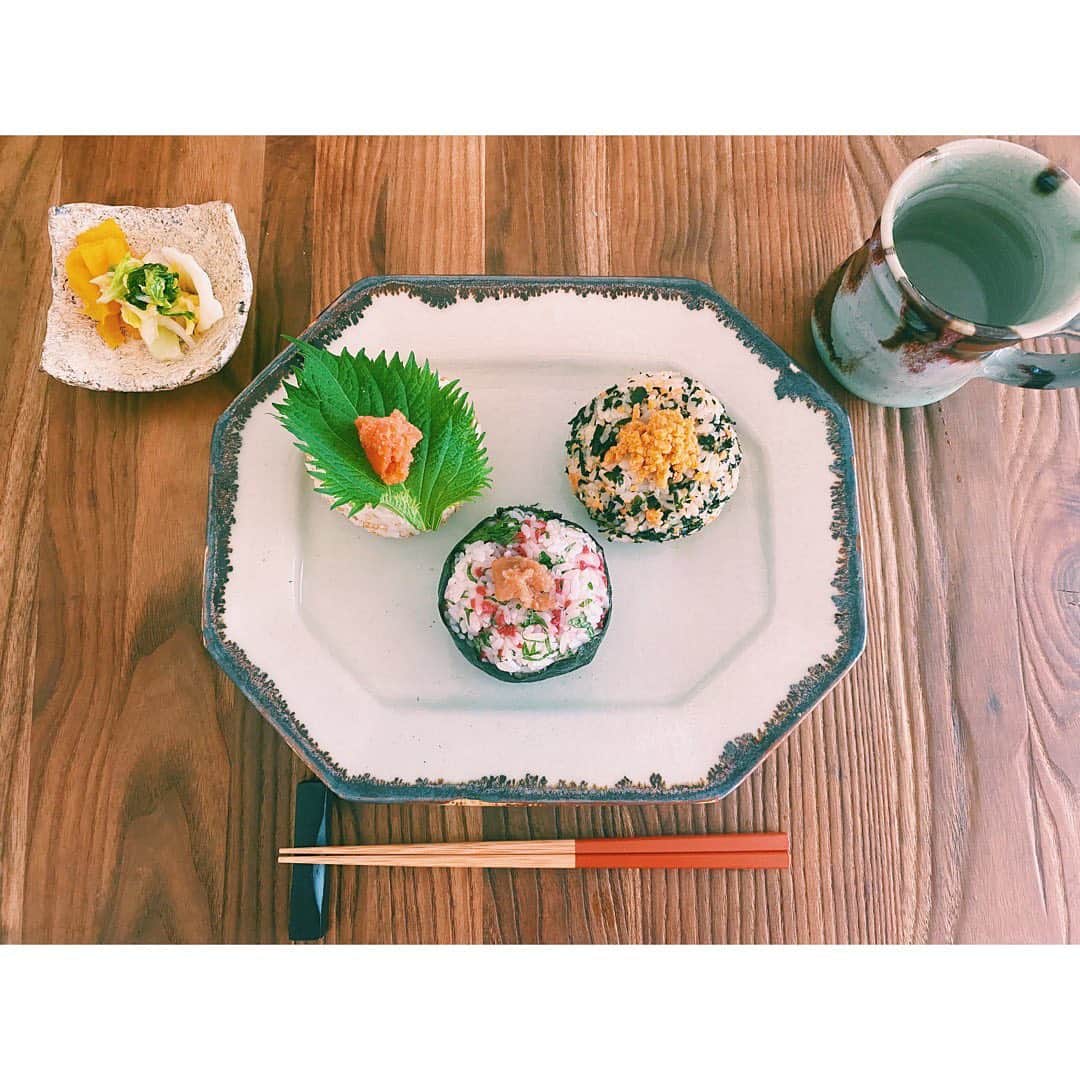 大瀧彩乃さんのインスタグラム写真 - (大瀧彩乃Instagram)「・ チェキッ娘仲間の　@asami_kumakiri  ちゃんから、おむすびバトンが回ってきました🍙 あさみちゃん、ありがとう‼︎ ・  おにぎりといえば、私の好きな食べ物ベスト5に入るので具に関しては悩んだ末に好きな3つで作ってみました。 ちなみに駒沢大学駅前にある【キッチン　レタス】さんの唐揚げおにぎりが大好きです♡おばあちゃんがキッチンの奥の方で作ってくれてます。  私からのバトンは… 尊敬する所が多すぎる大先輩のスタイリストさん @kamiidaisuke  さん🙏  ぽっちゃりファッション誌ラファーファモデルで活躍していて周りの人たちを幸せな気持ちにしてくれる @i_am_osamu ちゃん🙏  にバトンを回したいと思います！  宜しくお願いします🤲🍙🌿 #祈るおむすびバトン #益子焼 #唐津焼 #takiico飯 #takiicoの器 #今日も服縫いまくるぞ🔥」5月9日 10時59分 - _ayanootaki_
