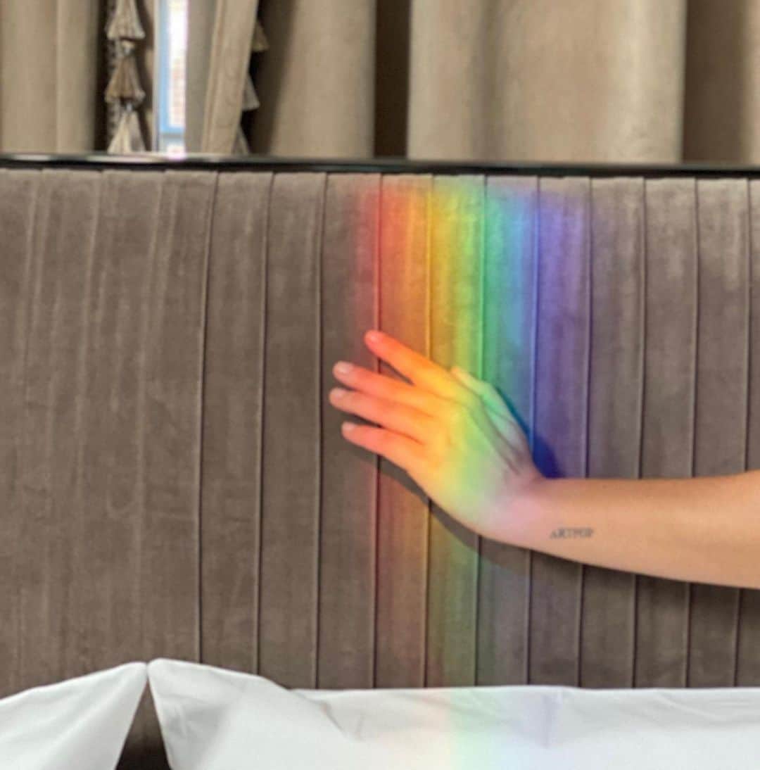 レディー・ガガさんのインスタグラム写真 - (レディー・ガガInstagram)「Today was the first time I ever touched a rainbow—shining through my bedroom window. 🌈☀️✌️❤️」5月9日 11時06分 - ladygaga