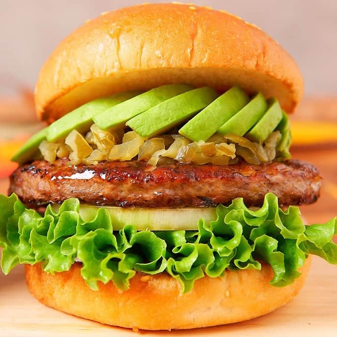 のインスタグラム：「. . どどーん！. こちらは【クラシックアボカドバーガー】です🍔🥑. . ハーフカットのアボカドとクォーターパウンドのパティでボリューム満点です😋. . . #フレッシュネス#フレッシュネスバーガー#freshness#freshnessburger#バーガーカフェ#cafe#hamburgercafe#Japan#アボカドバーガー#アボカド#🥑#avocado#お昼ごはん#ランチ#なに食べよう#おいしい#おなかいっぱい#グルメ#グルメ巡り#foodie#gourmet#delicious#launch#foodlover#ハンバーガー#バーガー#hamburger#burgers#ジューシー」
