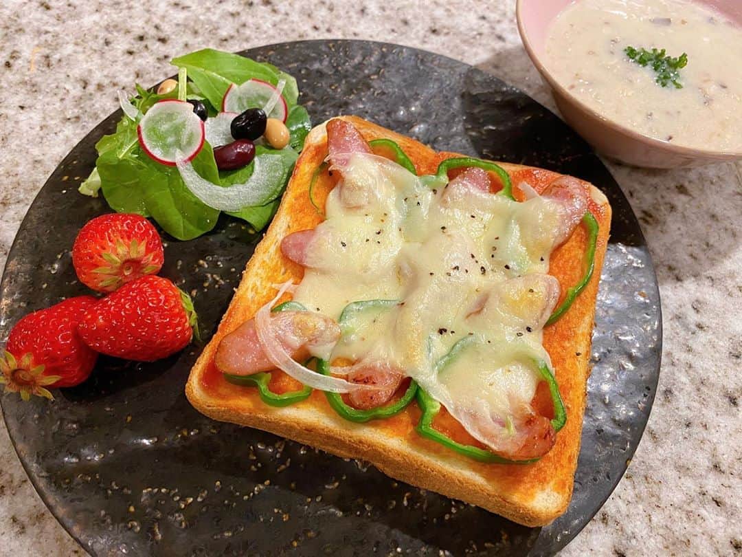 近藤千尋のインスタグラム：「よし、寝る前にSNS更新！💪🏻 と思ったらご飯の写メ見て お腹すいてきました😂笑❤️ 明日は何作ろうかな〜🐷🍴 みなさんは何作ります？❤️笑」