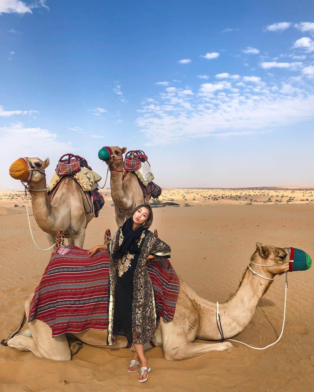 近藤あやさんのインスタグラム写真 - (近藤あやInstagram)「⠀ #気分だけでも旅しよう 🌏 ⠀ 📍ドバイ Dubai ⠀ テーマは、ラクダ使いの貴族です。 (このために、服買ったよ🙂笑) ⠀ はいっ、また行きたい国のひとつでもある ドバイです！！！！！🐫🌵 ⠀ ドバイの思い出はほんと たくさんあって、 ⠀ ・砂漠でお昼ごはん (貴族の過ごし方) ・砂漠を車で爆走 (ワイルドスピードの世界) ・気球に乗って朝陽をみる (まじで彼氏と見たい景色) でっかい水槽に閉じ込められる (確か、サメがいた) ・世界一高いタワー (落っこちそうな雰囲気の、写真撮れた) ・とにかくデーツが美味しすぎた  などなど。 掘り出せば掘り出せほどたくさん でてくるけど、またちょこちょこ 出していきます🙋🏼‍♀️ ドバイ、またいきたいなあ！！ ⠀ #stayhome #また旅できる日を願って　🕊 #tbt #過去pic」5月9日 22時10分 - doraemontoaya