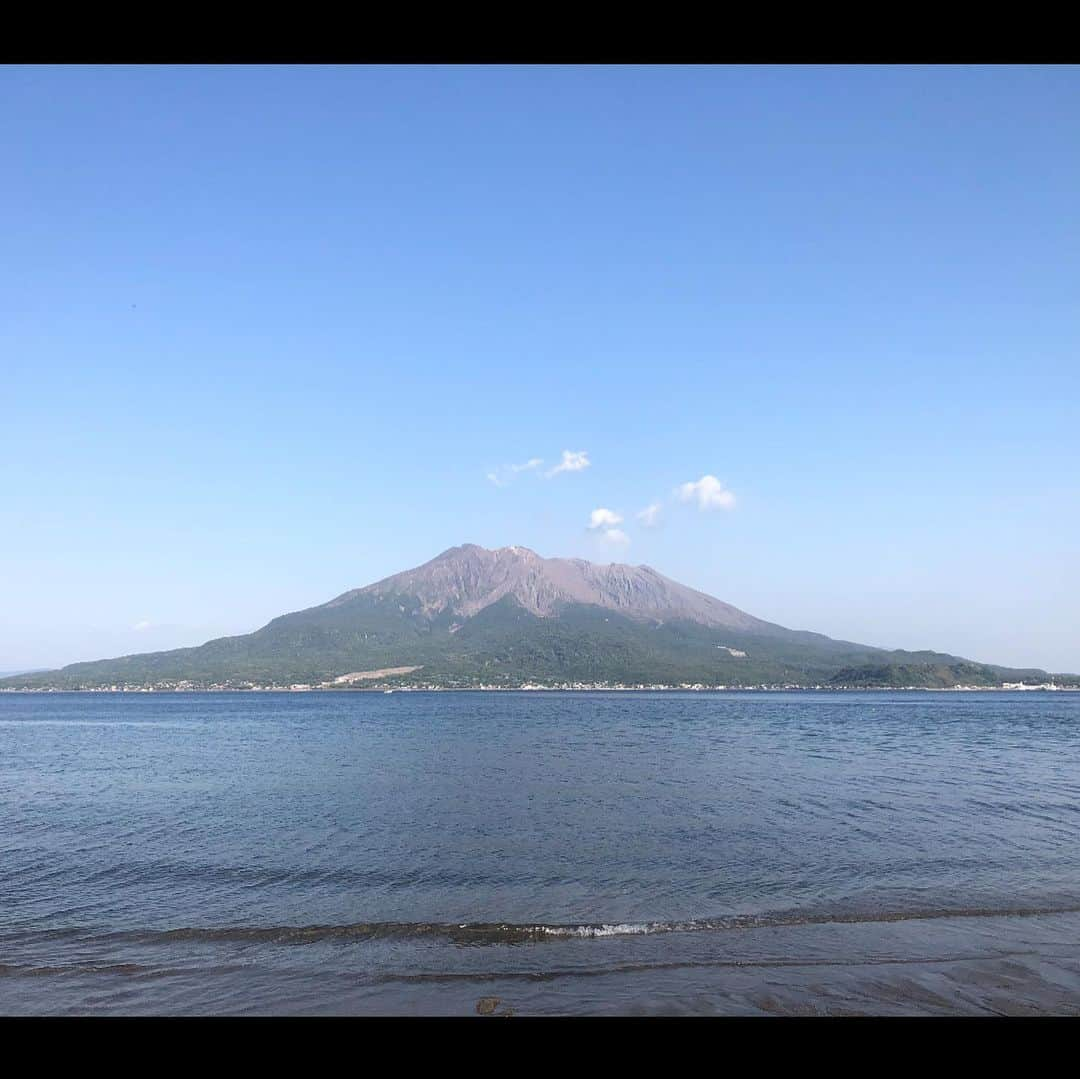 米澤令衣さんのインスタグラム写真 - (米澤令衣Instagram)「. 勝手に選ぶ桜島5選🌋 . 青さんのこの眺める感じめっちゃわかる。笑 . ずっと眺めとける。 . おすすめのスポットあれば教えてください！！ . #桜島 #噴火 #テンション上がる #すぐ写真撮る #雪積もってるのは #1回しか見たことない」5月9日 22時11分 - y.rei__0720