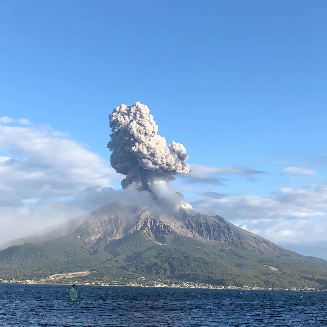 米澤令衣のインスタグラム：「. 勝手に選ぶ桜島5選🌋 . 青さんのこの眺める感じめっちゃわかる。笑 . ずっと眺めとける。 . おすすめのスポットあれば教えてください！！ . #桜島 #噴火 #テンション上がる #すぐ写真撮る #雪積もってるのは #1回しか見たことない」