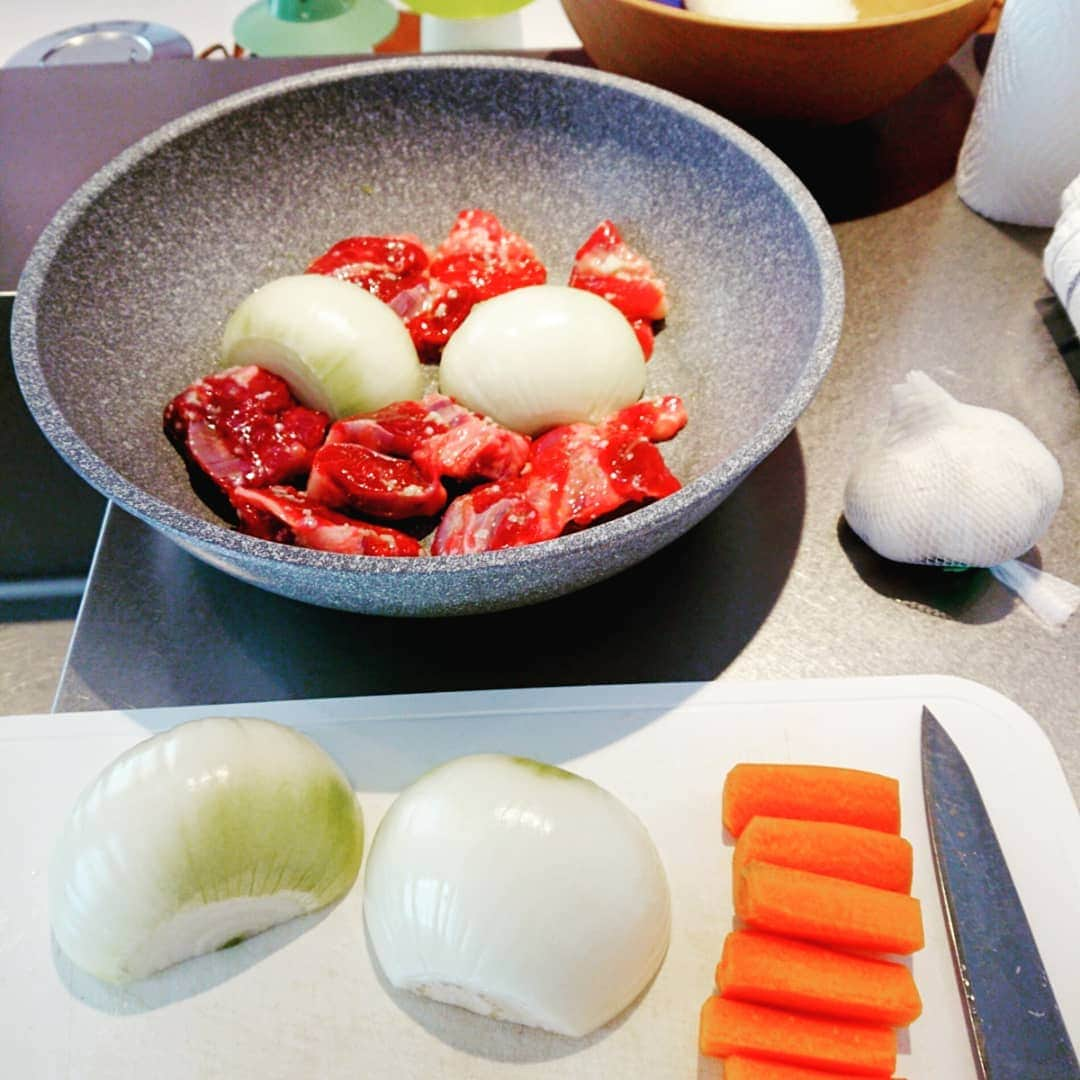 富永美樹さんのインスタグラム写真 - (富永美樹Instagram)「#stayhome #延長戦 好きなもの食べて今ひとたび#気合い入れ直し😁  久しぶりに#圧力鍋 引っ張り出しました #牛スネ肉の赤ワイン煮込み 何時間もかけて作っても食べるのはあっという間笑 明日も頑張りましょう😊」5月9日 22時15分 - miki.tominaga.official