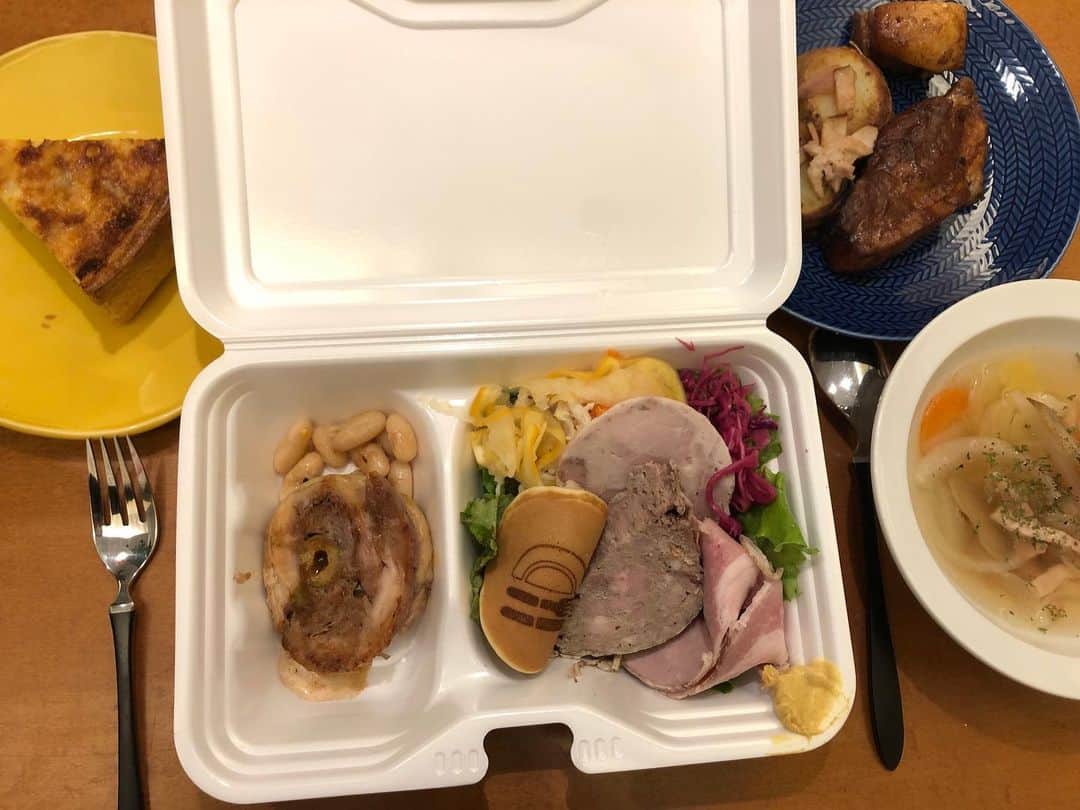 いとうせいこうのインスタグラム：「フェスめし。スープは作った。　#MDL #誘いテイクアウト」