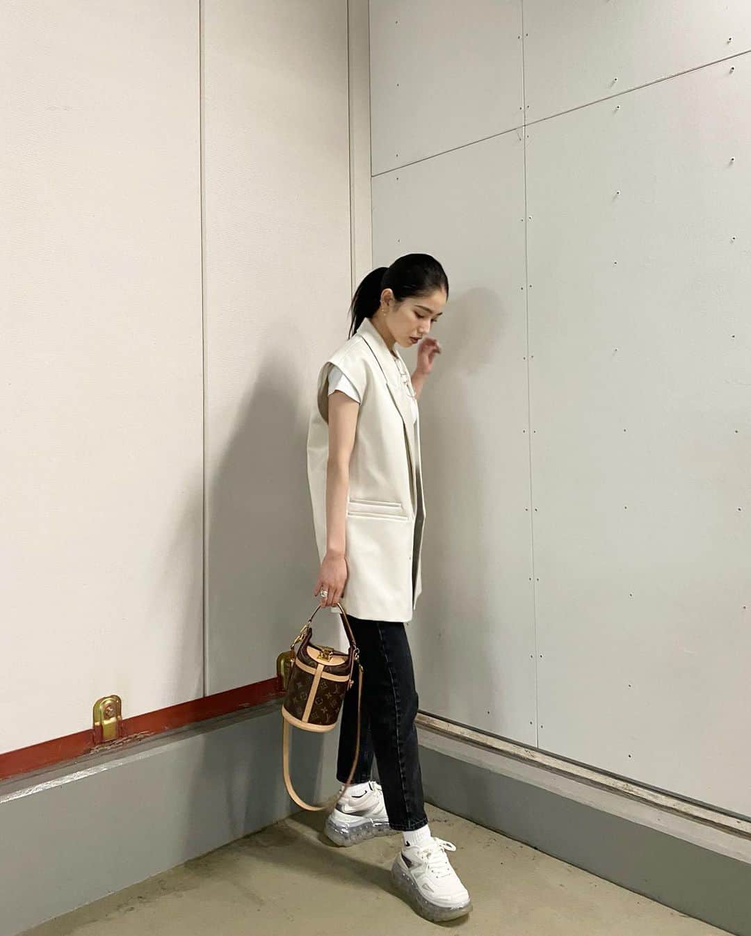 前沢海友さんのインスタグラム写真 - (前沢海友Instagram)「🤍👟👖 ㅤㅤㅤㅤㅤㅤㅤㅤㅤㅤㅤㅤㅤ 暖かくて半袖にベスト ホワイトにホワイト合わせ可愛い ㅤㅤㅤㅤㅤㅤㅤㅤㅤㅤㅤㅤㅤ #coodinate #ootd #outfit #white #instafashion #zara #私服 #みんコーデ #ベストジャケット」5月9日 20時59分 - maezawamiyu
