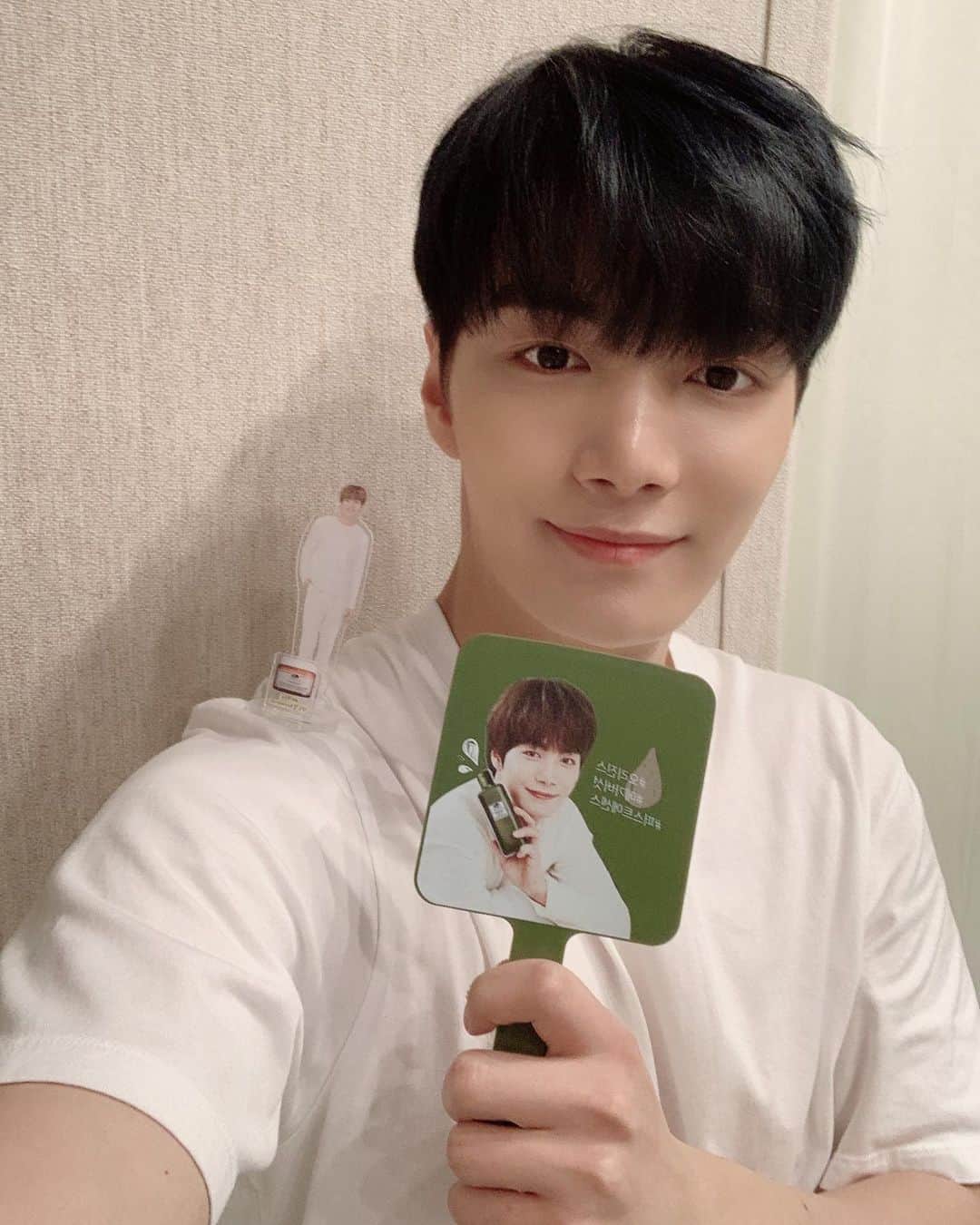 JR のインスタグラム：「제알이도 함께하는 뉴이스트 컴백 준비🍃 #오리진스 #메가버섯 #진징 #기획세트 내가 3명이야!!!」