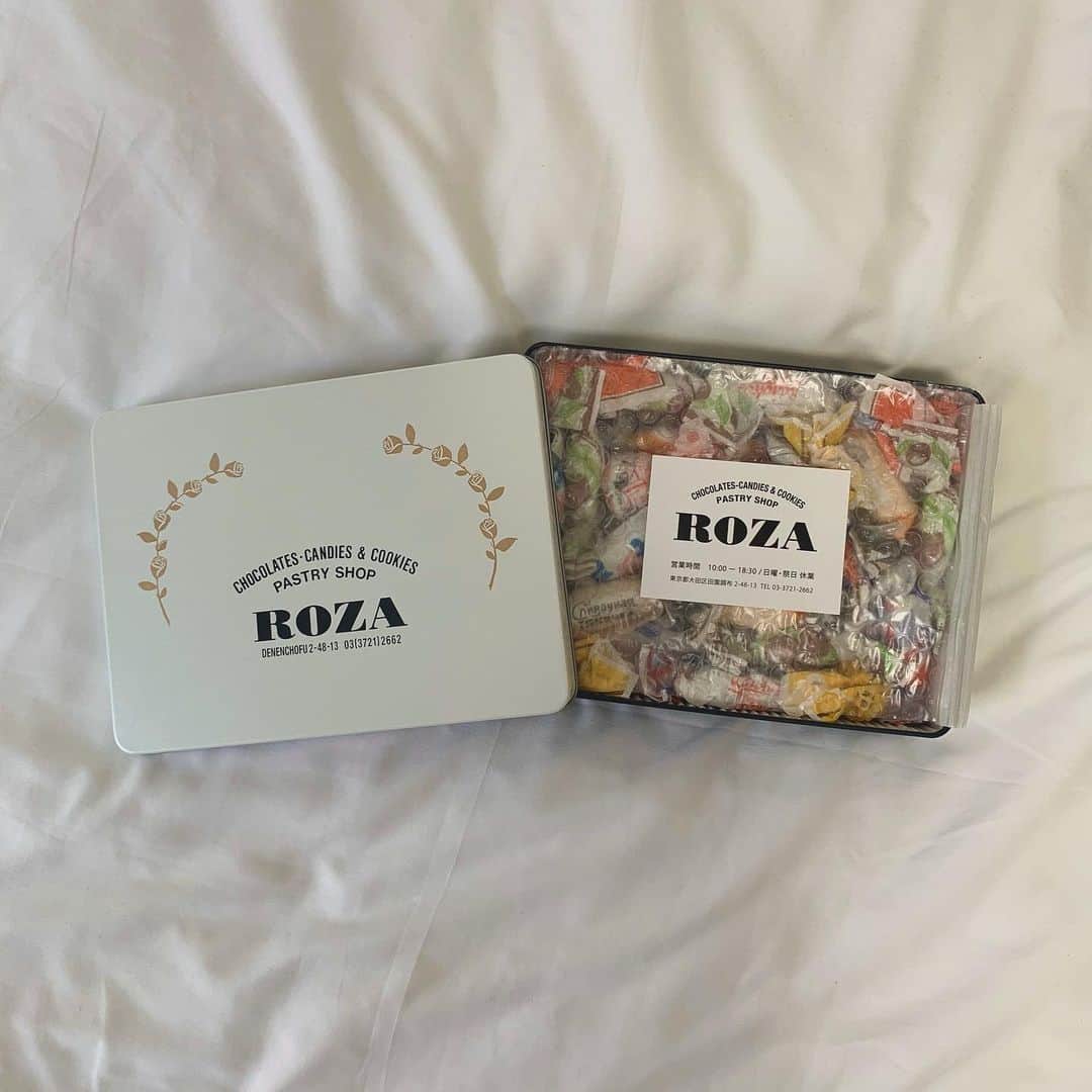 泉見祐希のインスタグラム：「母の日🌷 今年はROZA洋菓子店のチョコレートの詰め合わせに❤︎レトロな包み紙がカラフルで可愛い🍬 . #ROZA洋菓子店」