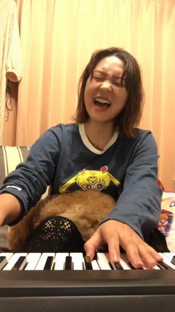 のインスタグラム：「ゆるーり歌ってます。明日は母の日です。お母さんソング多めです。ってかほぼお母さんソングだね❤️見てくれた皆さんに感謝です。 1.内緒話→母親を亡くした女の子からの依頼で作った曲 2.ヒーロー→私自身が学校に行けない時期に支えてくれた母への曲 3.僕の母→幼い時に母親と生き別れた男性からの依頼で作った曲 4.うれしはずかし朝帰りやじDREAMS COME TRUEさんのカバー 5.笑ってこぉ→NHKの番組から生まれた曲(今聴くのにピッタリかも) アンコール 6.この世に君が生まれて→生まれてきた子ども脳性麻痺という病気で、その子への愛を歌ってほしいと依頼をもらって作った曲 7.白馬の王子様→最後のサビだけ今に合わせてstay home verで歌いました。 #母の日 #ライブ #live #内緒話 #ヒーロー #僕の母 #うれしはずかし朝帰り #笑ってこぉ #この世に君が生まれて #白馬の王子様ステイホームver #とりあえず髪の毛がエグいぐらい伸びています」