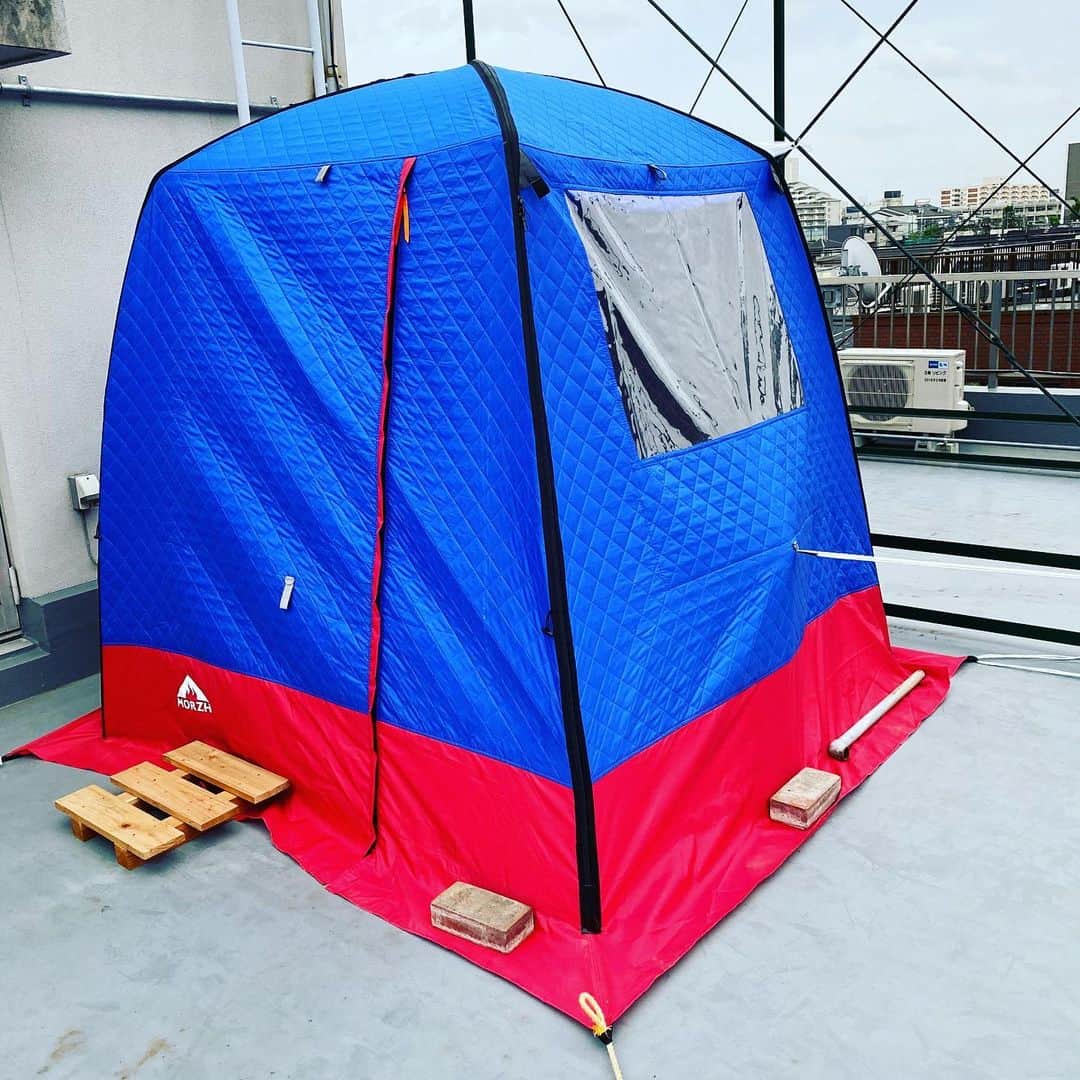 五箇公貴のインスタグラム：「2ウィンドウ買えば良かったー。€50ケチった泣 #テントサウナ」