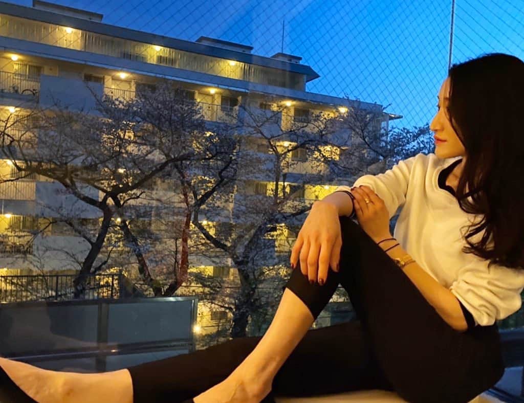 ELISAのインスタグラム：「stay home☺︎ 明日夜20:30〜『あしたの音楽』 BAY FMお邪魔してます〜 銀河英雄伝説の新ED『光の星』、 聴けちゃうかもー？♥️ ぜひー🙈  #bayfm78 #ノイエ銀河伝」