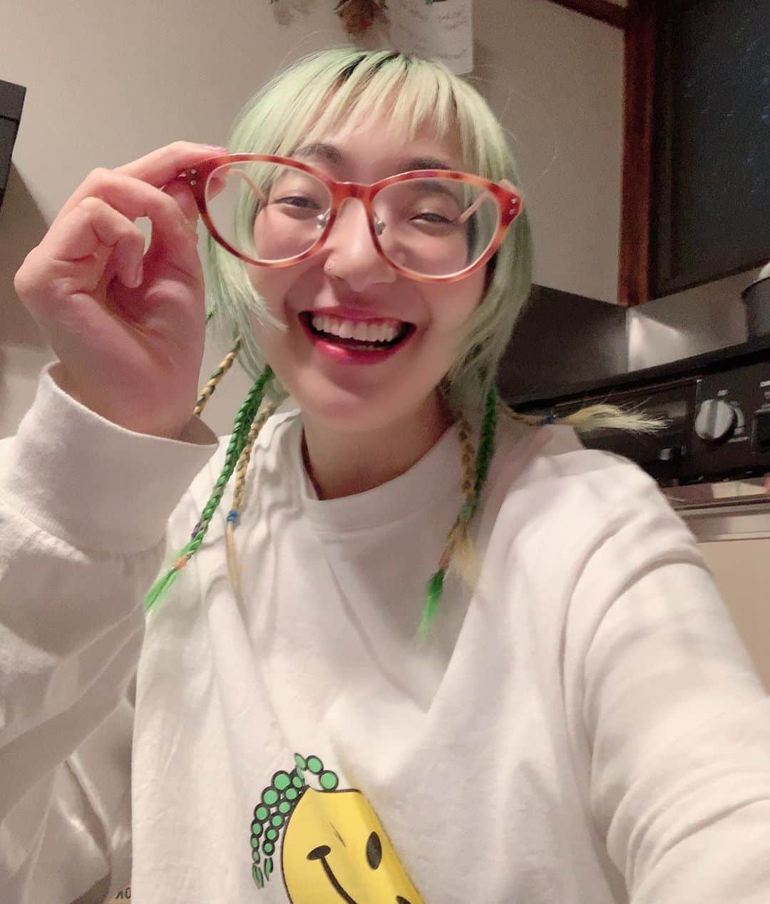 あっこのインスタグラム：「久々に髪切ったからテンションあがった💚💚💚」