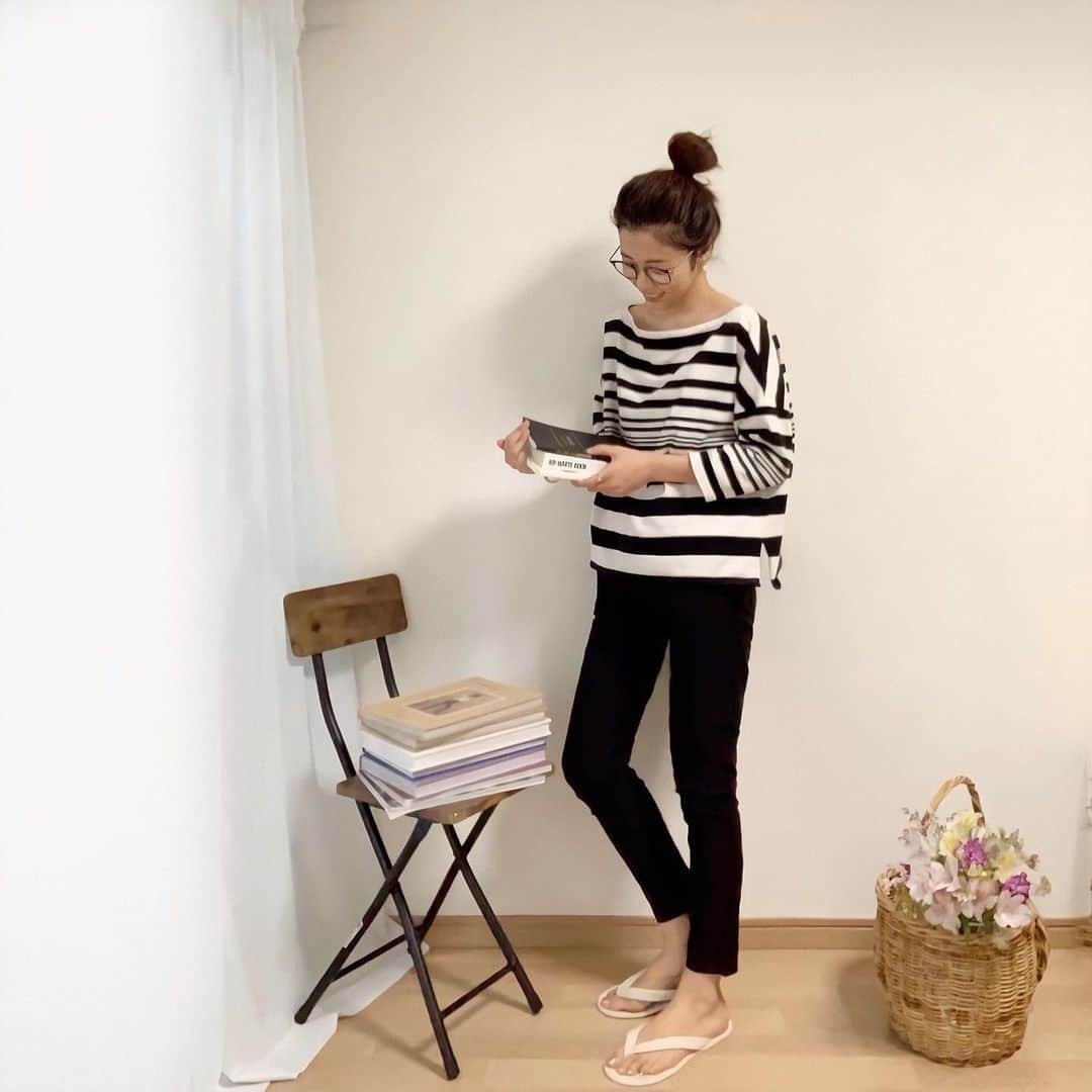 Sayakaのインスタグラム：「* 今日は部屋の掃除と模様替え📚 何年も着てるお気に入りのボーダートップスと 動きやすいストレッチパンツで作業もはかどる💪✨ . .  #fashion #ootd #coordinate #deuxiemeclasse #boujeloud #muji #stayhome #sayakascoordinate #ボーダー #ドゥーズィエムクラス #ブージュルード #無印良品  #おうち時間 #おうちファッション #リラックスコーデ」