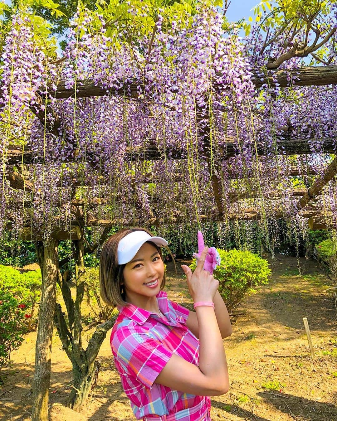 あおい夏海さんのインスタグラム写真 - (あおい夏海Instagram)「こんばんは🍒 先月撮影でJGM霞丘ゴルフクラブ @jgmkasumigaoka に行った時、 珍しい藤の花が咲いてました😍🌸 . 藤の花と言えばそう！！鬼滅の刃！！ 鬼が嫌いな花です！！ なぜ鬼は藤の花が嫌いか調べたら、 藤の花は、古来より魔除けの力があると言われてきて、縁起の良い花として親しまれていたらしく、藤の音が不死不二を連想させるからだそうです😊 . マネージャーさんと藤の花を見つけた瞬間、【鬼滅の刃だ👀！！】ってテンション上がりました！！笑 . ちなみにたくさんの藤の花を見たい人は あしかがフラワーパークがオススメです💕 あそこが舞台なの？ってくらい似ている風景が見れます😍❤️ コロナが収束したらいって見てください✨ . 霞丘の藤の花は、もう散っちゃったかな？😢 . ゴルフウエアは @riendasuelta_golf のワンピースです💕 . #藤の花 #鬼滅の刃 #鬼 #花 #flower #jgm霞丘ゴルフクラブ #riendastyle #riendasuelta #ゴルフコーデ #ゴルフウエア #ワンピース #春コーデ  #あおい夏海  #ゴルフ女子 #ゴルフ男子 #おしゃれゴルファー #reginagolf #禰豆子 #鬼滅の刃好きさんと繋がりたい」5月9日 21時13分 - natsumi.aoi