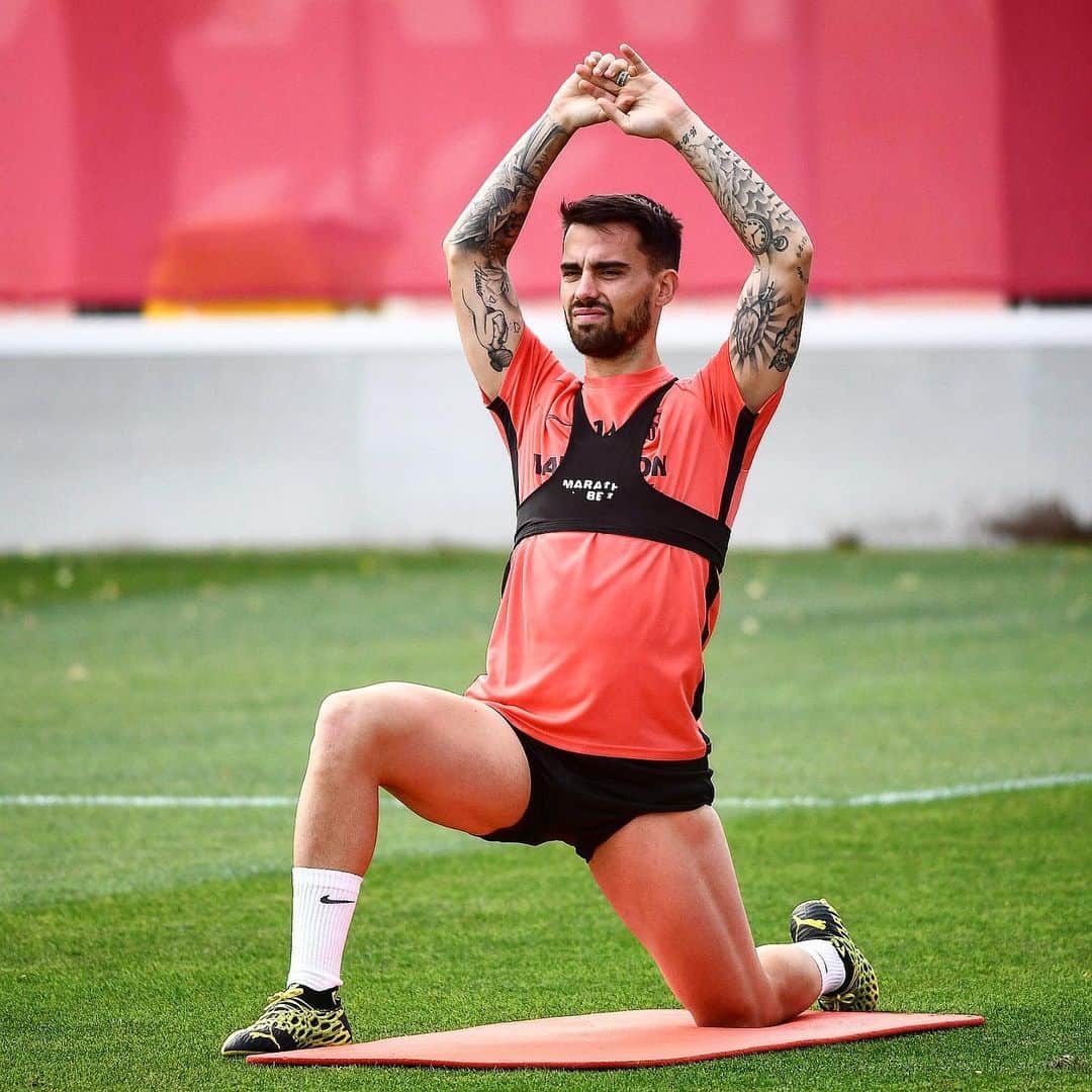 ヘスス・フェルナンデス・サエスのインスタグラム：「I’m back! ⚽️ . @sevillafc #coronaout」