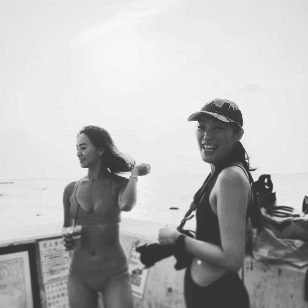 大島央照さんのインスタグラム写真 - (大島央照Instagram)「夏の思い出写真が出てきました！ひろちゃん　@0214hiro 達と海に遊びに行って写真撮って、久しぶりに水着を着た日！笑。これ見て、なんだかすーっと開放的な気持ちになれました。  そろそろみんなにも会いたい！！ でも、もう一息かな！？？今はおうち時間を楽しんで、乗り越えないとですね！🏡みなさん、素敵な週末に✨🌺 #stayhome #sea #夏の思い出 #みんなに会いたい #でもstayhome #写真を楽しもう　#おうち時間　#photo #整理　#trip #travelphotography #笑顔　#ステキな週末に ✨」5月9日 21時20分 - chiakioshima