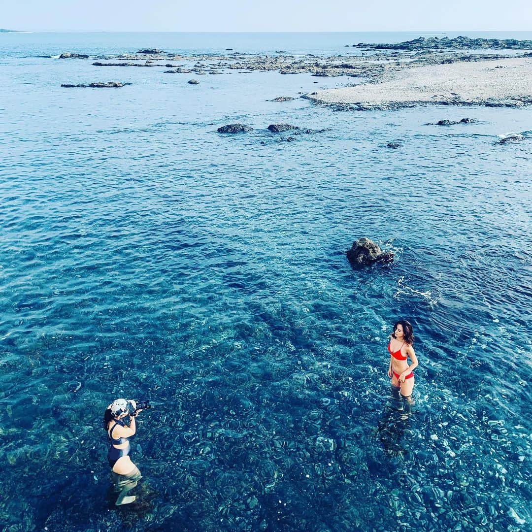 大島央照のインスタグラム：「夏の思い出写真が出てきました！ひろちゃん　@0214hiro 達と海に遊びに行って写真撮って、久しぶりに水着を着た日！笑。これ見て、なんだかすーっと開放的な気持ちになれました。  そろそろみんなにも会いたい！！ でも、もう一息かな！？？今はおうち時間を楽しんで、乗り越えないとですね！🏡みなさん、素敵な週末に✨🌺 #stayhome #sea #夏の思い出 #みんなに会いたい #でもstayhome #写真を楽しもう　#おうち時間　#photo #整理　#trip #travelphotography #笑顔　#ステキな週末に ✨」