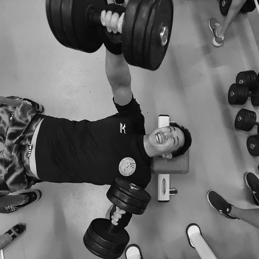 志賀光明のインスタグラム：「💪💪 . 📸@sylvain.sauvage . 筋肉が落ちすぎて 鏡でみる自分の身体が情けない。 筋肉っていうのは、1日でつくものじゃない。 ティッシュの2枚重ねの1枚分くらいしか大きくならないって言われている。 筋肉は簡単に崩れる努力の結晶 努力をし続けて行くしかない 頑張ろう！ . #gym #筋トレ #フィットネス #筋肉 #muscle #ジム」