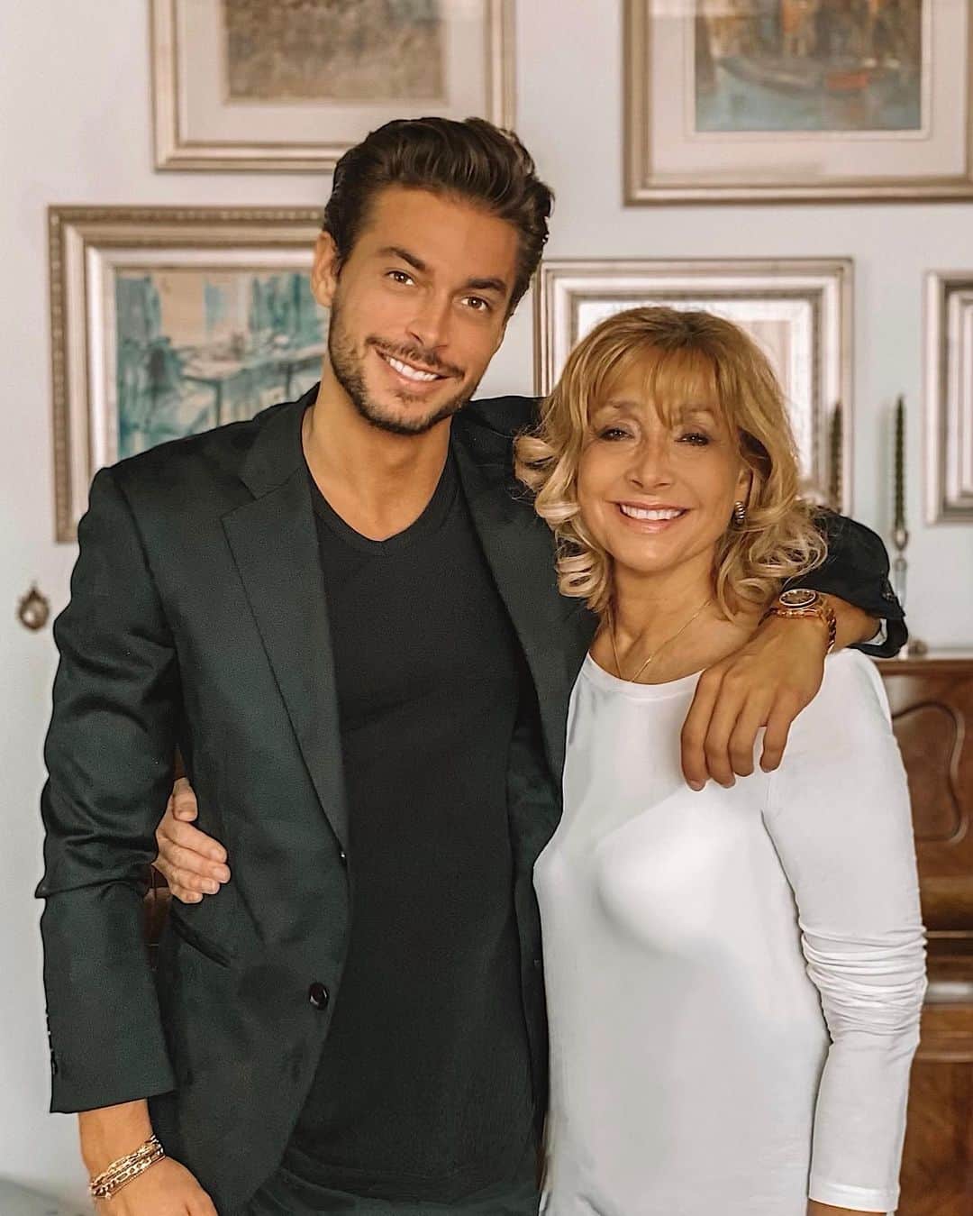 アンドレア・デンバーのインスタグラム：「Happy birthday mom 🎂🎁 Always with you ❤️ Buon compleanno mamma 🎂🎁 Sempre con te ❤️ #everythingwillbealright」