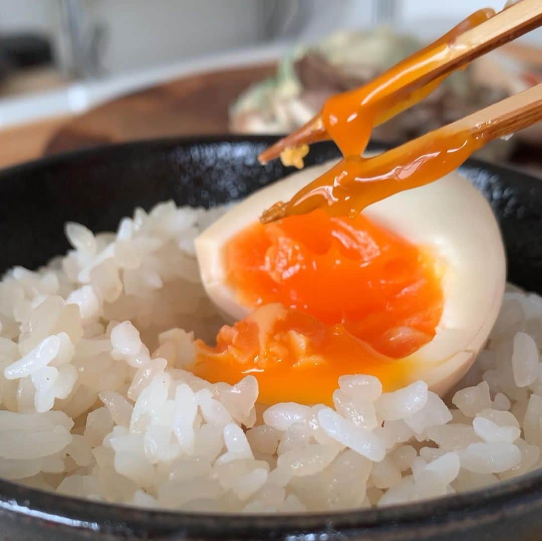 斎藤なりのインスタグラム：「本日も煮卵🐥 卵は完全栄養食で美味しくて わたしは毎日食べます！ . そして切らしたくないので必ず作り置きしてます🥬 漬け汁は新しく漬ける時に作ってるよ！ (動画は朝作った漬け汁に卵を出してます) . また煮卵レシピ載せておくね☑︎ . 【材料】(作りやすい量 10個分) ☑︎茹で卵…10個 漬け汁 ☑︎醤油…2分1カップ ☑︎砂糖…大さじ2 ☑︎ウスターソース…大さじ1 ☑︎水…1カップ . 【作り方】 漬け汁の材料を全て混ぜて ラップをかけず1分、レンチン それに卵を1時間以上漬けたら完成💮 一晩寝かせば最高にしみしみで美味しいから いつも夜な夜な仕込んでる🐥 ---------------------------------------------------- 【美味しい茹で卵の作り方】 フライパンに3〜4cmの深さでお湯沸かす。 その中に卵を割れないようそっと入れ煮立ったら蓋。 強めの中火で(とろとろ…6分、半熟…8分、固茹…11分) ※この時沸騰をキープ 茹で終わった冷水にとり皮剥いて完成💮 ---------------------------------------------------- 是非やってみてね🌷 食べた感想も教えて〜 #となりの食卓　#朝ごはん #朝ごはんの記録 #おうちあさごはん #おうちごはん #あさごはん #いえごはん #家ごはん #朝食 #iegohanphoto #フーディーテーブル #和食 #和食朝ごはん #和食ごはん #豊かな食卓 #朝時間 #私のおいしい写真 #丁寧な暮らし #私のおいしい写真 #iPhone写真 #料理 #料理写真 #wp_deli_japan #mycook365 #てづくりごはん365 #キッチングラム #おうちごはんlover #タベリー #煮卵　#煮卵レシピ」
