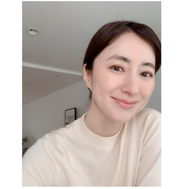 前田ゆかのインスタグラム：「自粛期間に新しいものを試してつかって、この時期にいつもより集中的美容  #パーフェクショニストプロブライトセラム  @esteelauderjapan  即効性も期待できた10日間。外に出る時間が減ってますので日に日に効果が早かったです。 テクスチャーは軽やかでみずみずしくふっくらと肌を整え使い続けることで「広い面に均一に」色素沈着をケアをしてくれます。  強力な抗酸化でメラニンを作らせないビタミンC、独自の発酵成分からなるブライトニングコンプレックス配合したブライトニング美容液。  紫外線が強まるこの時期にしっかり美白ケア。 続けることでキープしたい！  #浄透肌 #エスティーローダー  #お清め美容液 #perfectionistpro」
