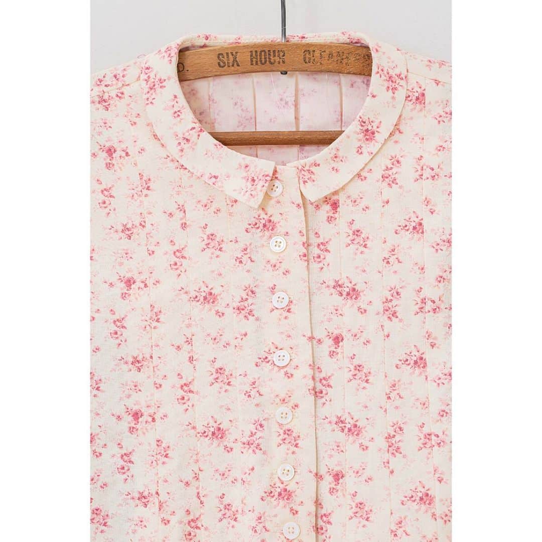 キャベジズ&ローゼズのインスタグラム：「Introducing our darling new Beatrice print and May shirt. Printed and sewn in the U.K. 💓🌸🤍 @christina_strutt @cabbagesandroses_shop @scottlongjphoto #madewithlove #buybetterbuyless #shoplocal #vintagefloral #perfectshirt #summertime #summerinashirt #cabbagesandroses #cabbagesandrosesfabric #cabbagesandrosesfashion #livinglifebeautifully」