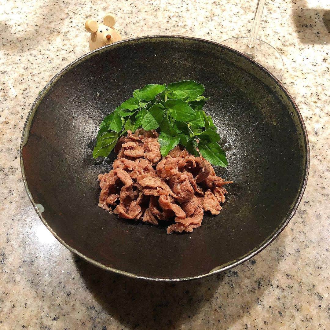 榊山敬代のインスタグラム：「🥩🌱… ・ 今年のはじまりは  ローストビーフの制作が マイブームでしたけれど  最近では制作する時間が以外と無くて ローストビーフはもういいかなぁ…と  最近は簡単に高価な栄養が チャージできるお肉さんへ  リニューアルの巻  そこで牛肉でマイブームなのは 肩ロース切り落としなのだけど  お店によりけりですけど 切り落としに見えない程  なかなか立派なお肉でして ニュージーランドのでして  今まで見落としていた お買い得なおにくさん  栄養を調べてみましたところ  肩ロースは「カルニチン」という 成分が多くふくまれておりまして 体脂肪を燃焼してくれる働きがあ ると言われており多くの脂肪燃焼 サプリにも配合されている成分！ ダイエットに非常に効果的との事  カロリーは高いけど身体に良さそうな 成分だなと食べ続けてみての反応なり  食べ方はすき焼き風に 出汁醤油で軽く味付け しても美味しいですし  黒七味もとっても合いますし  ハーブソルトでふっくら 蒸して焼くのも美味なり  付け合わせはクレソンのように 癖がある方が相性よろしい感じ  さてきょうもゆっくりと できずに夜になりました  明日こそはゆっくりできるかな…🙄💦… ・ ・ #おうち時間 たのしみ週間 #おうち大好き #stayhome ・ ・ ・ #夕食 #夜食 #dinner #おうちごはん  #おつまみ #スタミナ回復 #food #お肉大好き  #meat  #お肉 #牛肉 #beef #肩ロース #vegetable #cresson #healthy #wine #rosso #栄養補給 #artist #kitchen #cooking #日本画家 の #お料理こんなもん  #コロナウイルス #Coronavirus #コロナウイルスが早く終息しますように」