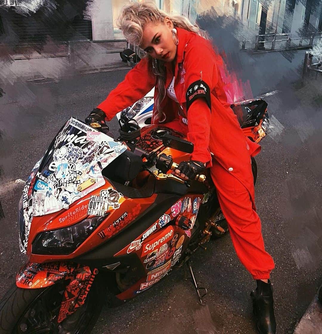 Candy さんのインスタグラム写真 - (Candy Instagram)「バイクは乗れない笑笑　乗れたらカッコいいのにな〜🏍🏍💕　#ハロウィン　#特攻服　#来年も一緒に着よう　#sugar」5月9日 21時45分 - candyme_miyoann