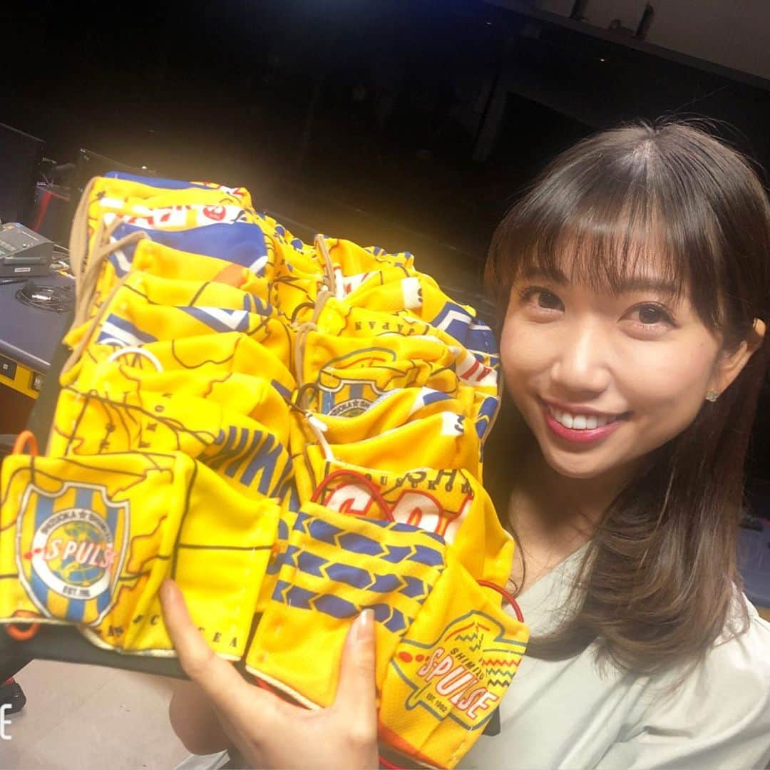 黒田菜月さんのインスタグラム写真 - (黒田菜月Instagram)「１週間でエスパルスマスク２７枚作成💛🧡静岡市に寄付していただきます🙇‍♀️✨ . #清水エスパルス @spulse_official  #記念配布シャツでマスクを作ろう #市川大祐 さん #手作りマスク #布マスク #手縫いマスク #エスパルス #エスパ #jリーグ #j1 @jleaguejp  #サッカー #スポーツで社会を元気に  #マスク作り #マスク職人 #おしゃれマスク #マスク女子 #女子アナ #アナウンサー #静岡 #おうちじかん #おうち時間 #おうち時間向上委員会  #おうち時間を楽しむ  #マスク寄付したい #寄付マスク  #マスク欲しい人と繋がりたい  #stayhome #マスク不足 @minaspo_sbs #みなスポ」5月9日 21時45分 - nyaaatsuki_krd