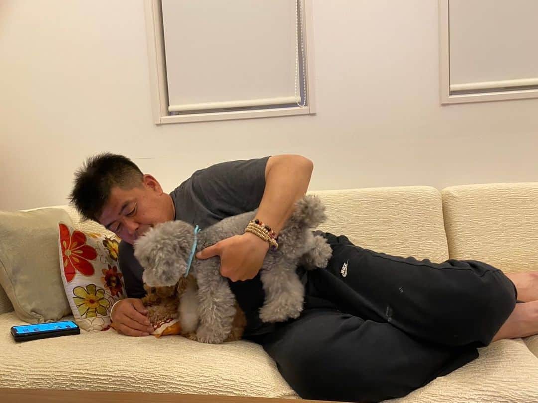 のインスタグラム：「家族のモコとリア🐶 . #モコ#リア#犬#おうち時間を楽しむ  #おうち時間 #自粛」