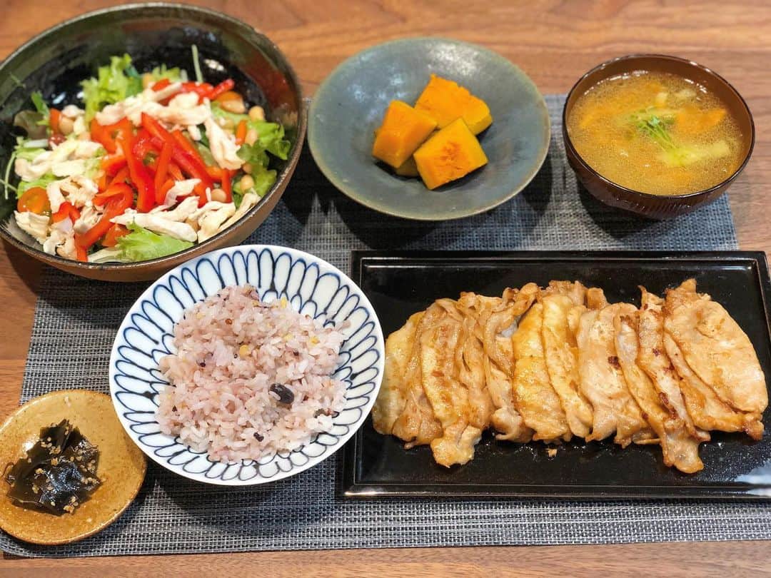 西木恵美里のインスタグラム：「#豚の生姜焼き #たっぷり野菜サラダ #かぼちゃの煮物 #昆布の佃煮 #中華風スープ #雑穀米  もうしんどいよー！ってなったりしたけどがんばります🙄」