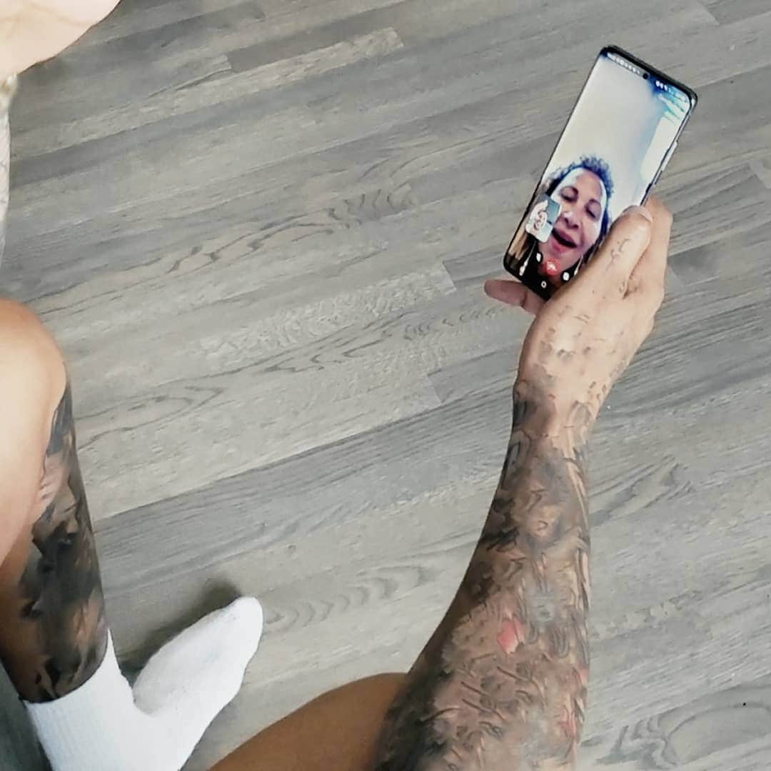 Samsung Mobileさんのインスタグラム写真 - (Samsung MobileInstagram)「This #MothersDay, let’s all put mom in the picture, even if we can’t be with her in person. A photo of a Google Duo call, a screenshot, whatever you can do to make it happen – as long as mom’s in it. Tag #withGalaxy for a chance to be featured on @withgalaxy」5月9日 21時59分 - samsungmobile