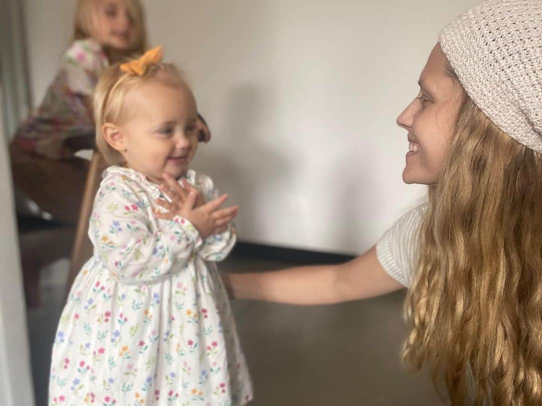 テリーサ・パーマーさんのインスタグラム写真 - (テリーサ・パーマーInstagram)「☺️ this lil lady has stolen my heart. #bestiesforlife」5月9日 21時54分 - teresapalmer