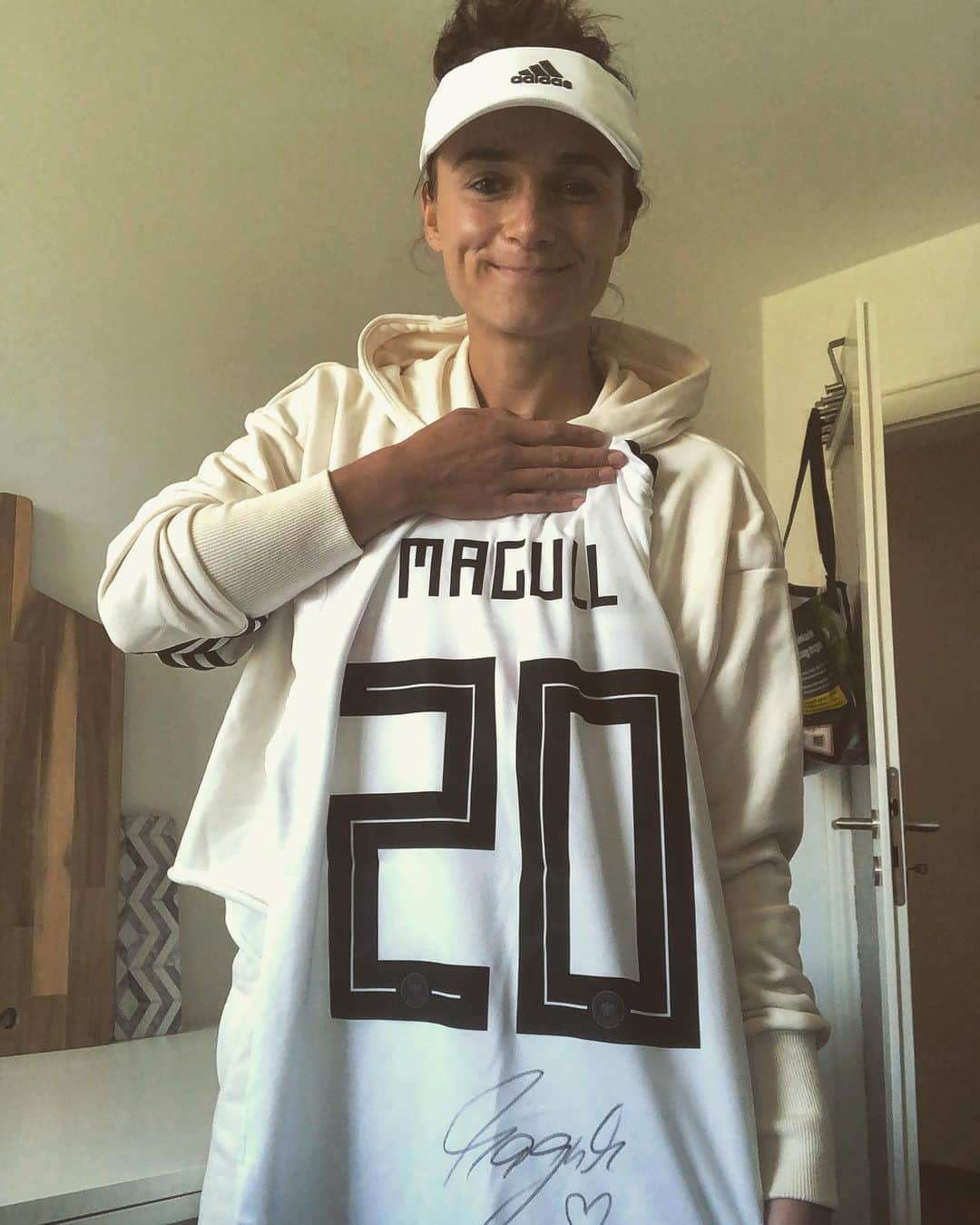 Lina Magullのインスタグラム：「Große Erfolge beginnen klein. Auch ich hab in Dortmund bei einem kleinen Verein angefangen. Das #HOMETEAM unterstützt den Breitensport, um die Folgen der Krise zu überwinden. Hilf auch du und gewinne mein signiertes Trikot auf www.viprize.org/hometeam Support your sport! Lasst uns weiterhin aufeinander achten ❤️ @viprize @sportdeutschland @adidas_de #HOMETEAM #support #amateurvereine」