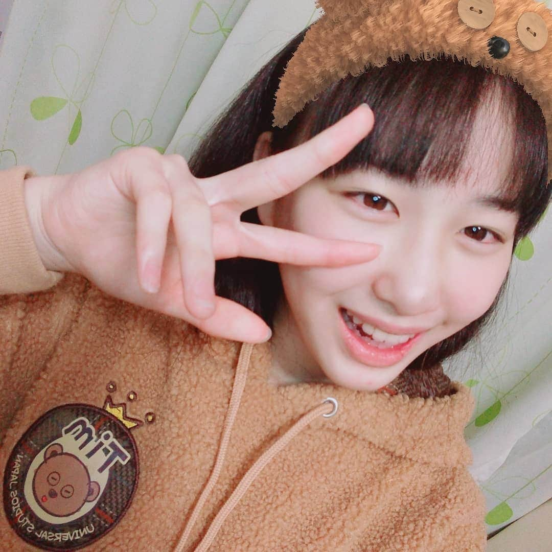 山下森羅さんのインスタグラム写真 - (山下森羅Instagram)「こんばんは🌙*.｡ 家の中でユニバ気分🐻💕 格好だけですがꉂ(ˊᗜˋ*) 服→Tim カチューシャ→Tim クマ🧸→radar♡  お洋服は、ユニバで買いました💕 カチューシャは、なんと！？！？…… snowの加工スタンプ‪( ˊᵕˋ ;)💦(実際にはつけてないんです(>_<) ） クマちゃんは、ビックバードのお友達のradarちゃんって言うんです✨  ちなみに、髪の毛が短いと思いませんか？(*¨*)？ ロングとボブ、どっちが似合いますかー？  #おうち時間 #おうちで過ごそう #ユニバ #ユニバコーデ #tim #radar #クマ #くまトレーナー #stayhome #ヘアアレンジ」5月9日 22時08分 - shiira_yamashita0922